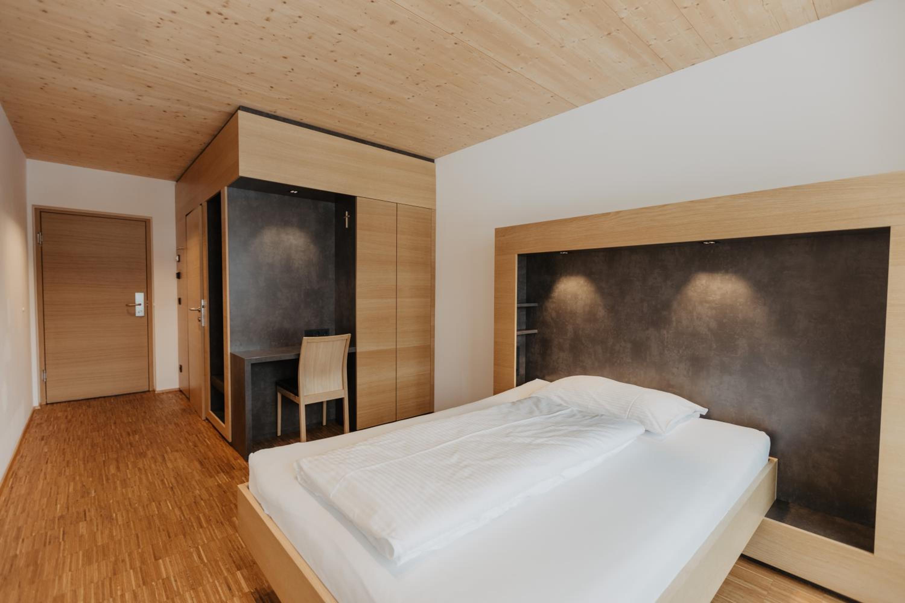 Twin Room with Balcony - Photo 4