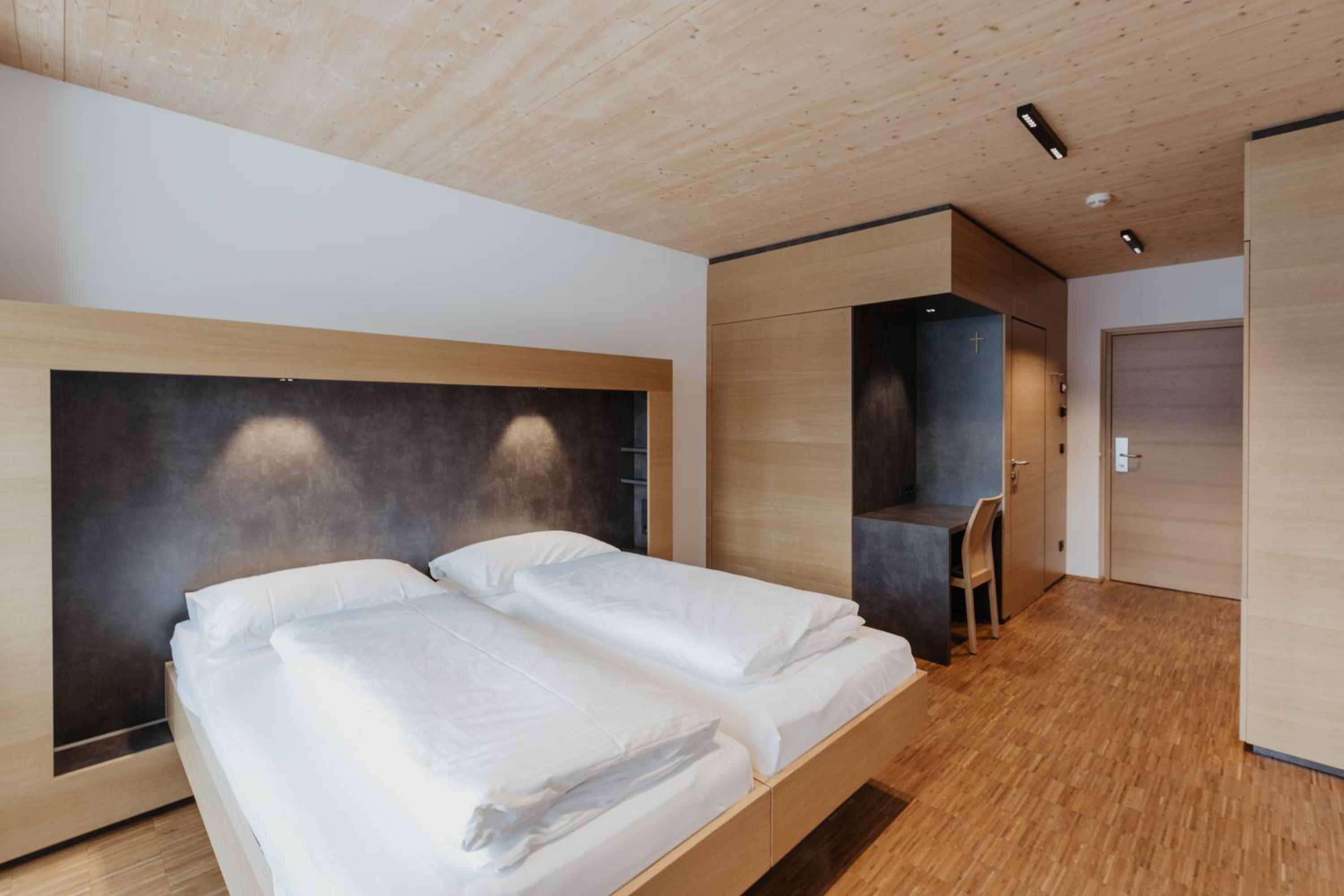 Twin Room with Balcony - Photo 5