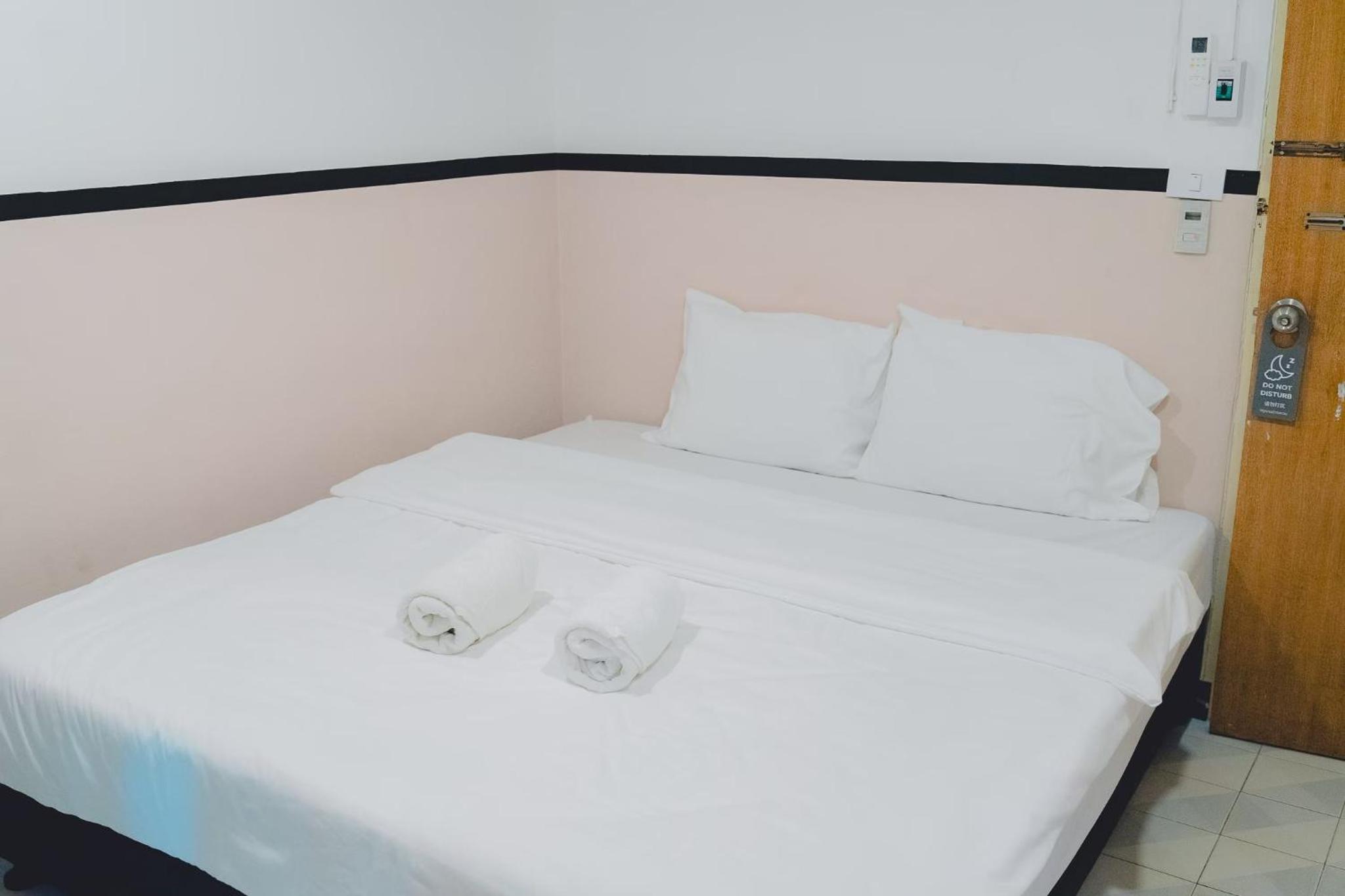 Queen Room photo 2