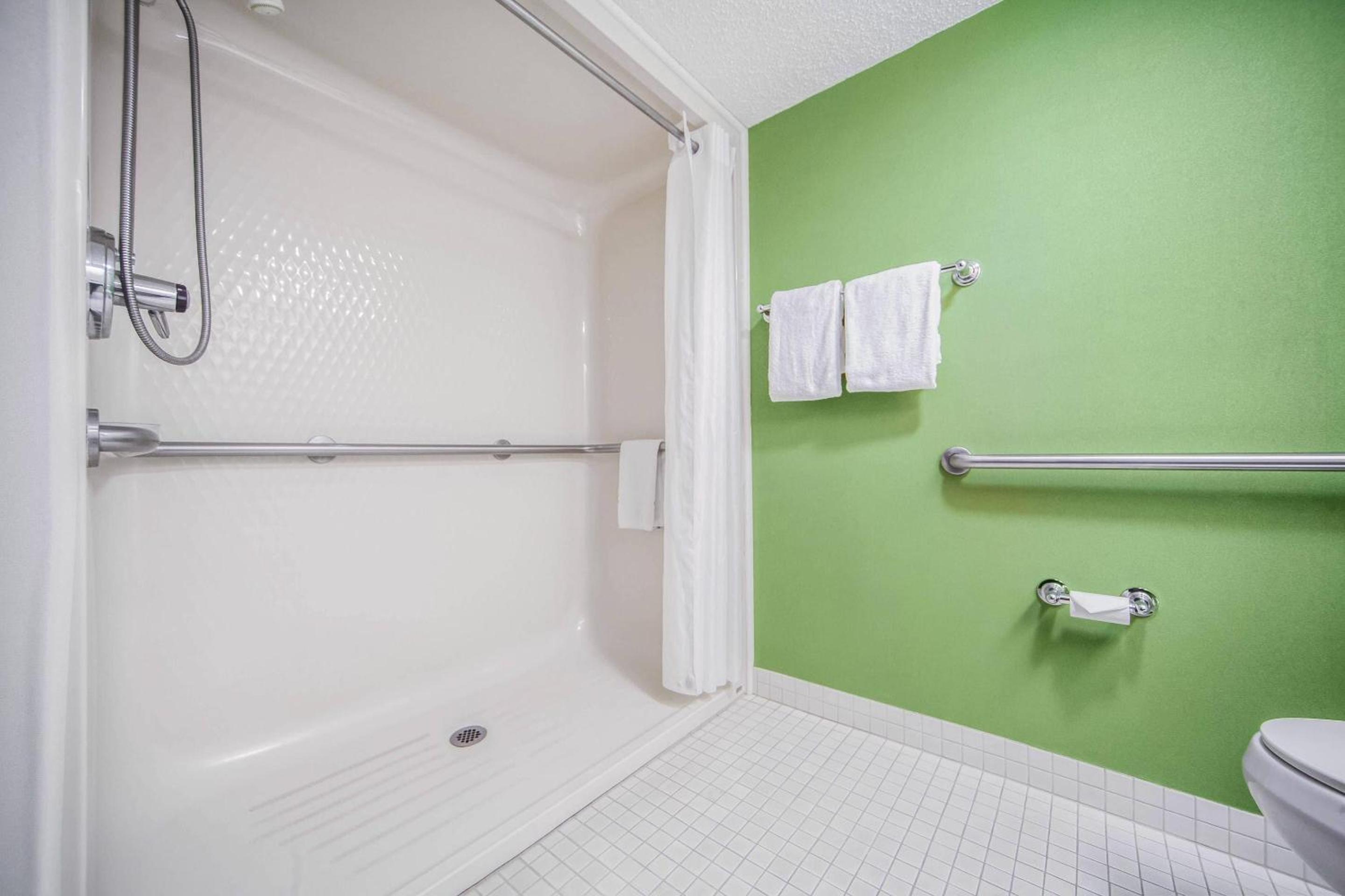 Queen Room - Disability Access - Photo 3