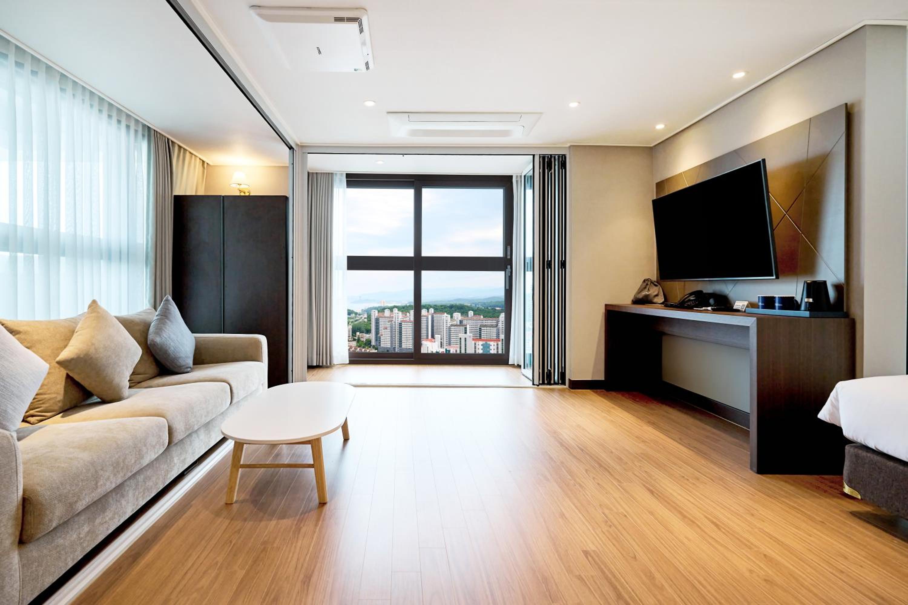 Deluxe Family Room photo 2