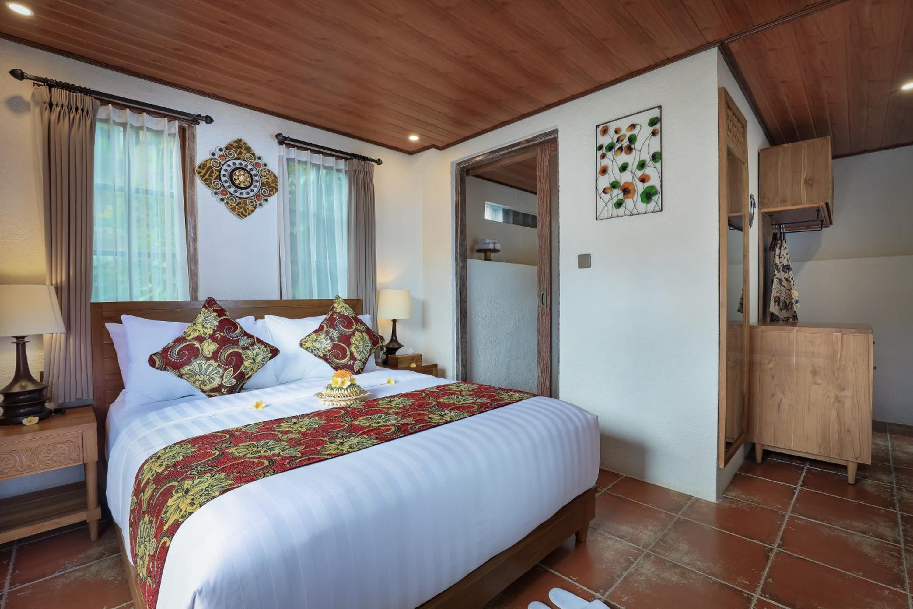 Deluxe Room with Pool View photo 2