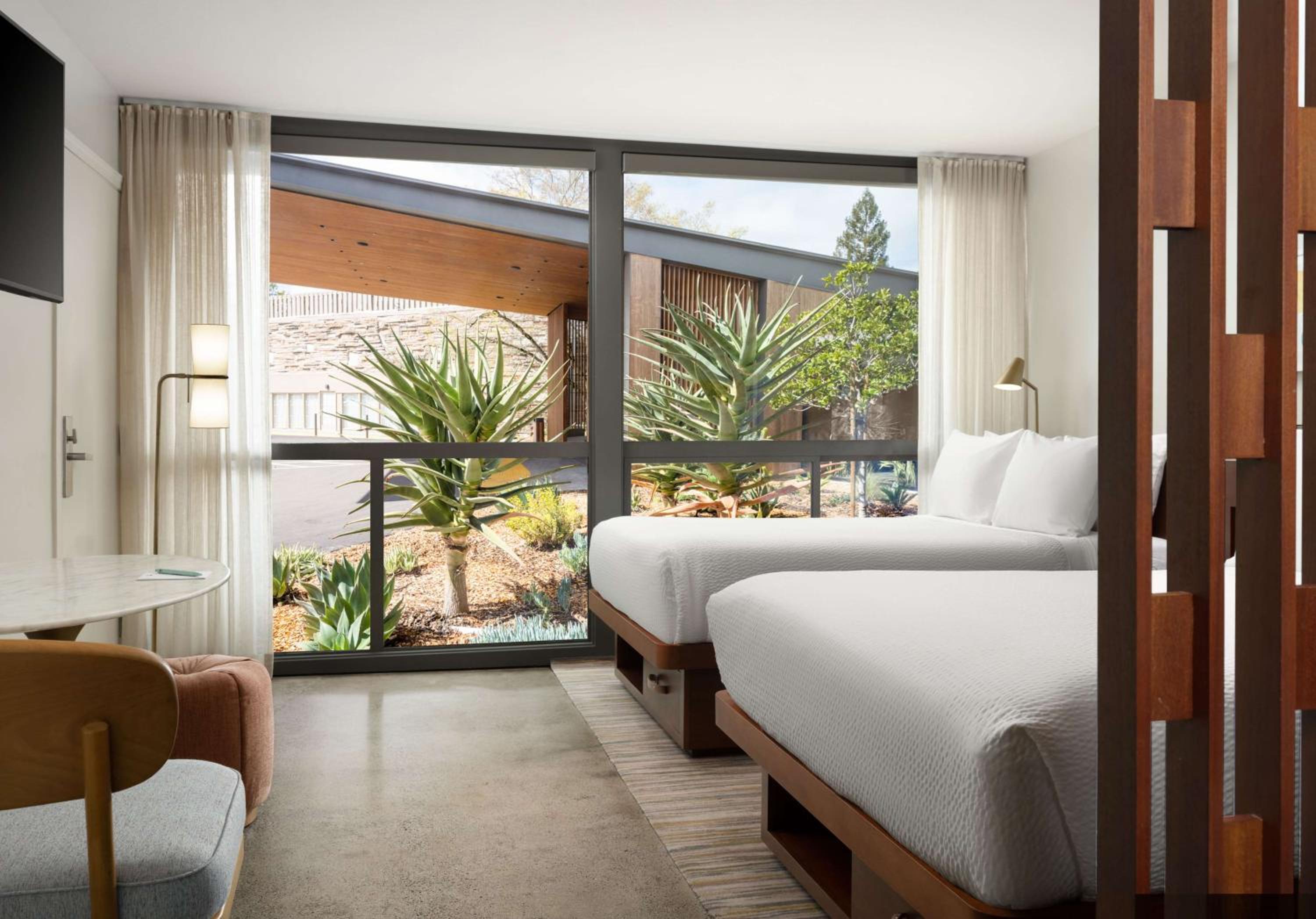Double Room with Two Double Beds - Photo 2