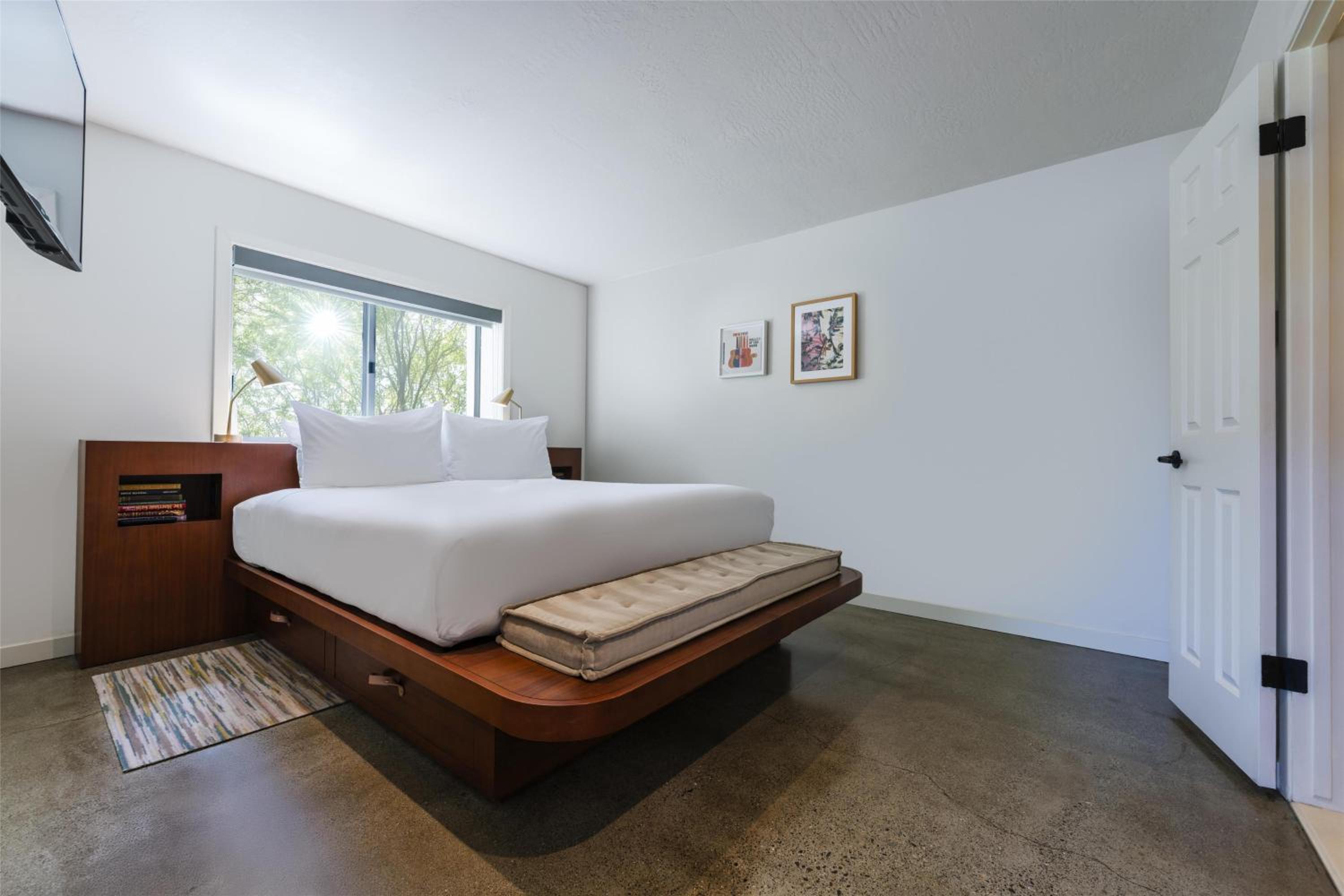One-Bedroom King Suite with Lanai and Pool View photo 1
