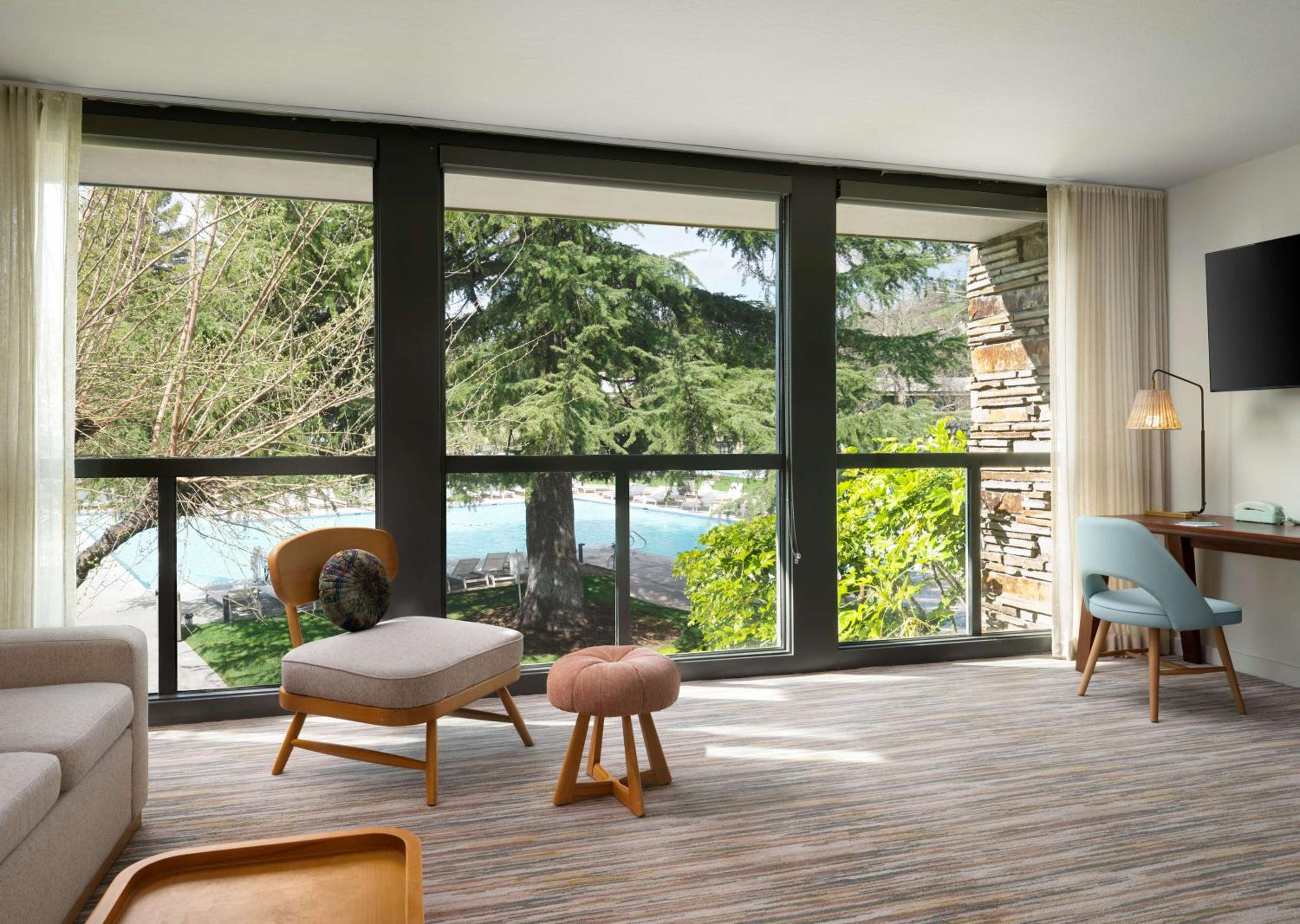One-Bedroom King Suite with Pool View - Photo 3