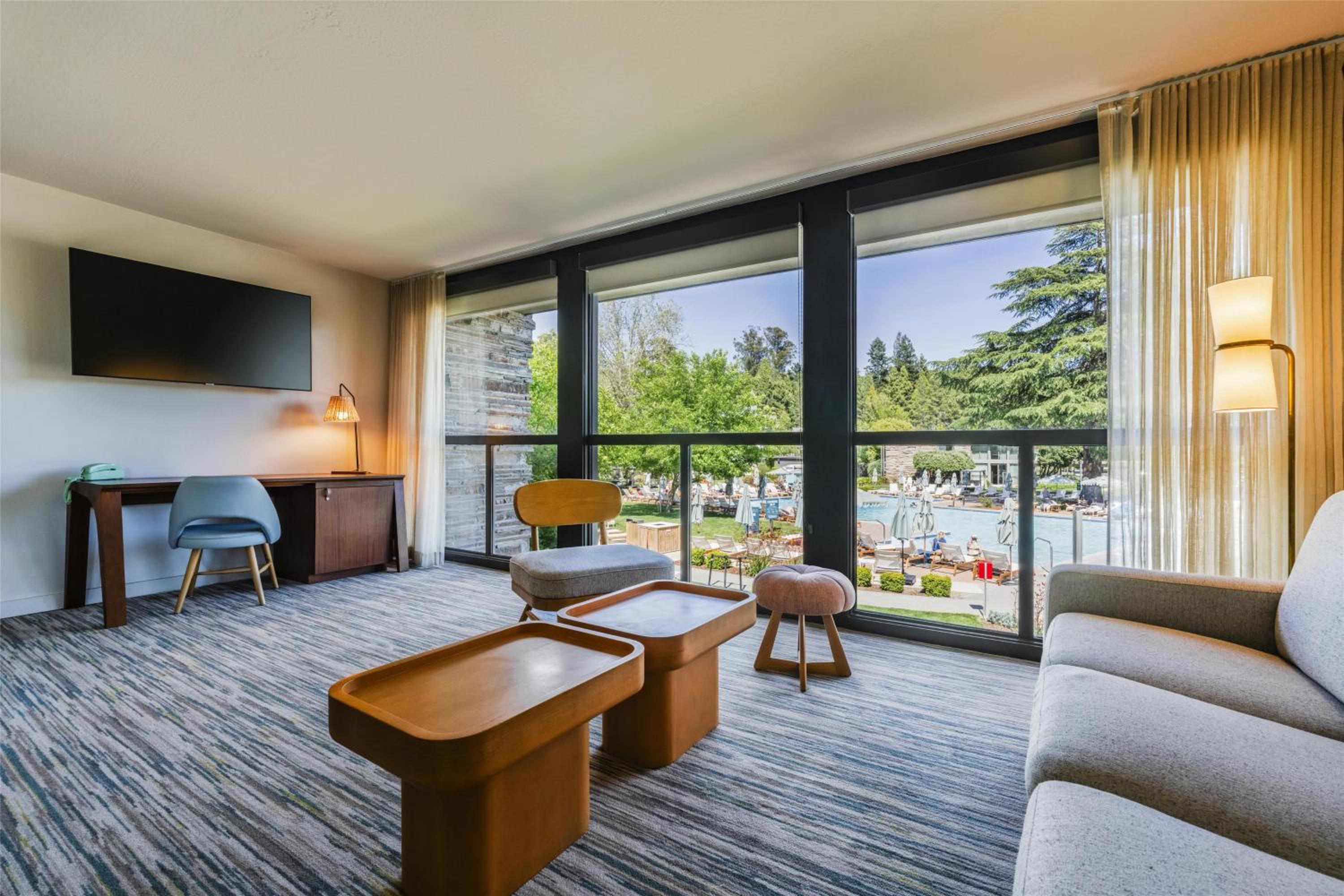 One-Bedroom King Suite with Pool View - Photo 4