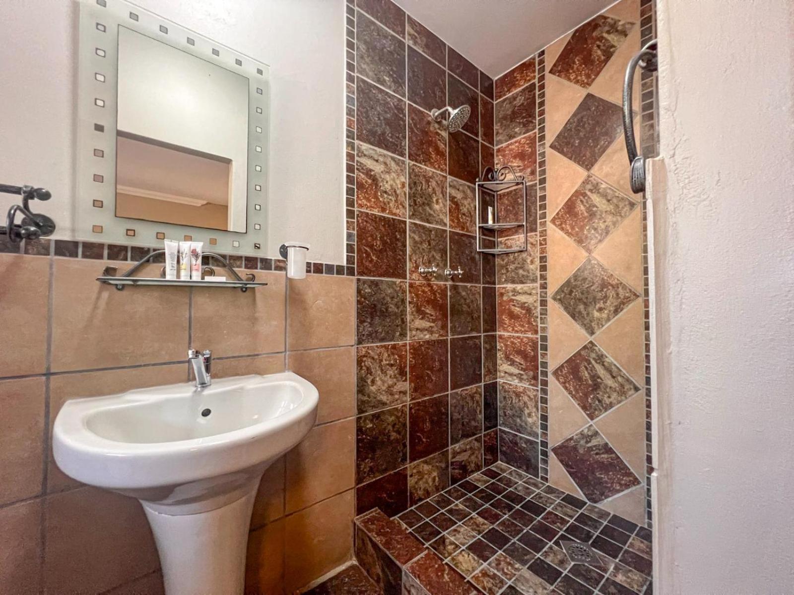 Standard King Room - Photo 4