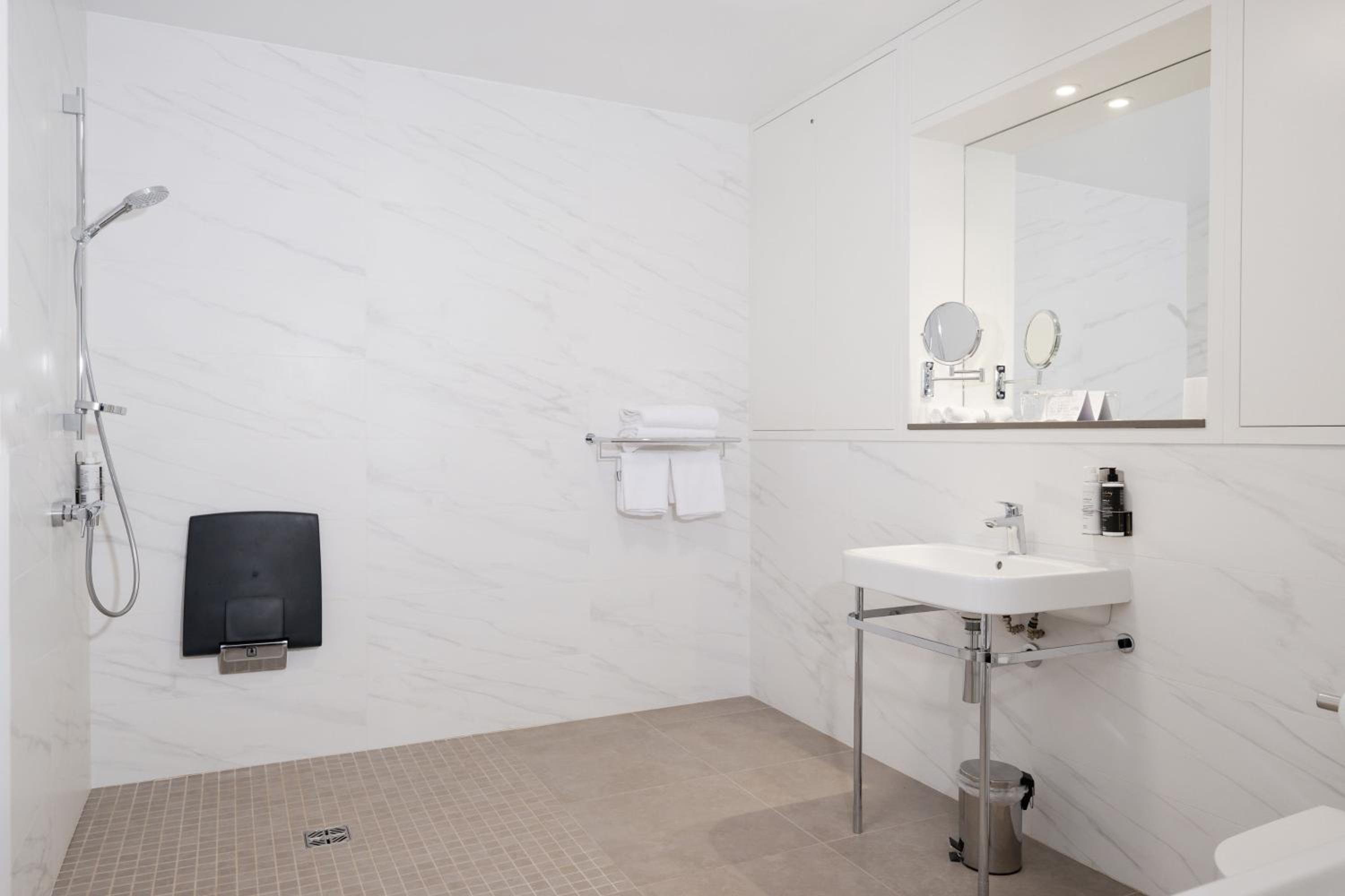 Spacious Accessible Room - Photo 2