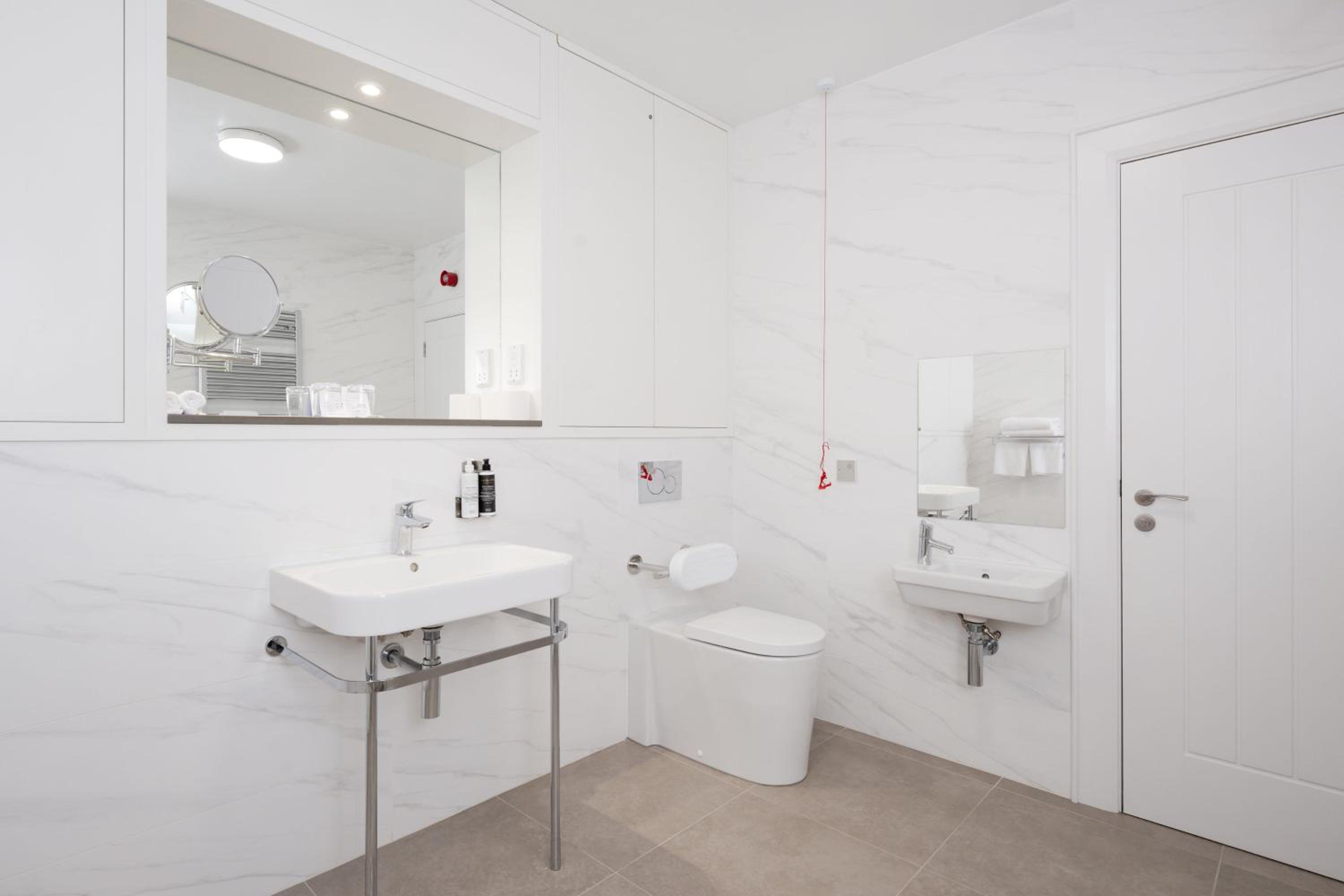Spacious Accessible Room - Photo 3