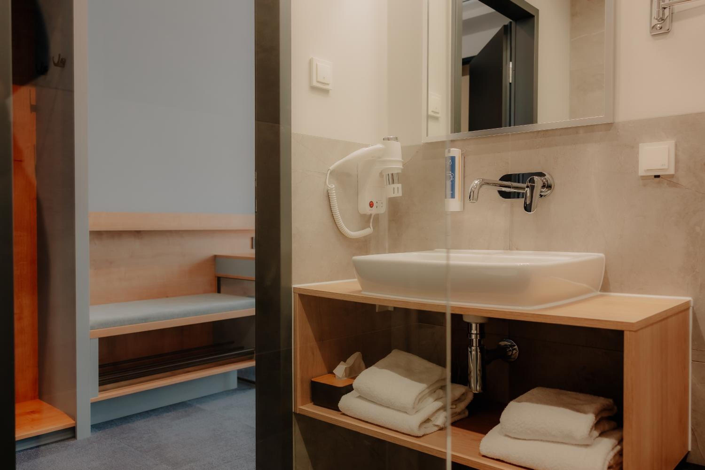 Large Double Room - Photo 2