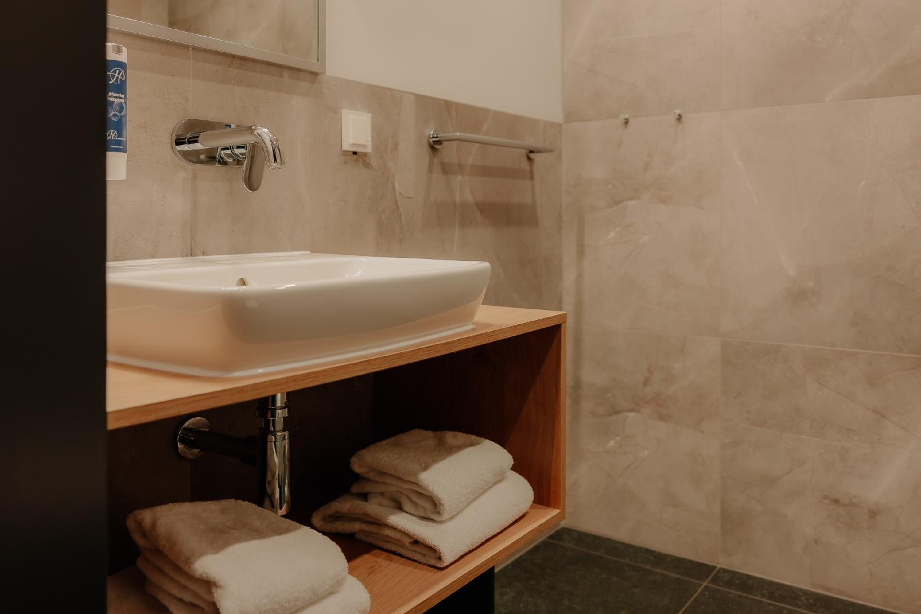 Large Double Room - Photo 3