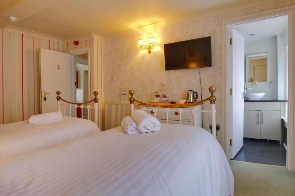 Twin Room with Private Bathroom