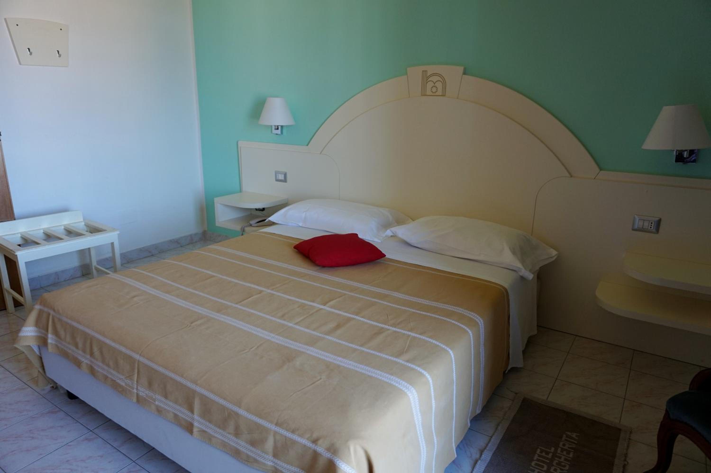 Double or Twin Room with Balcony - Photo 11