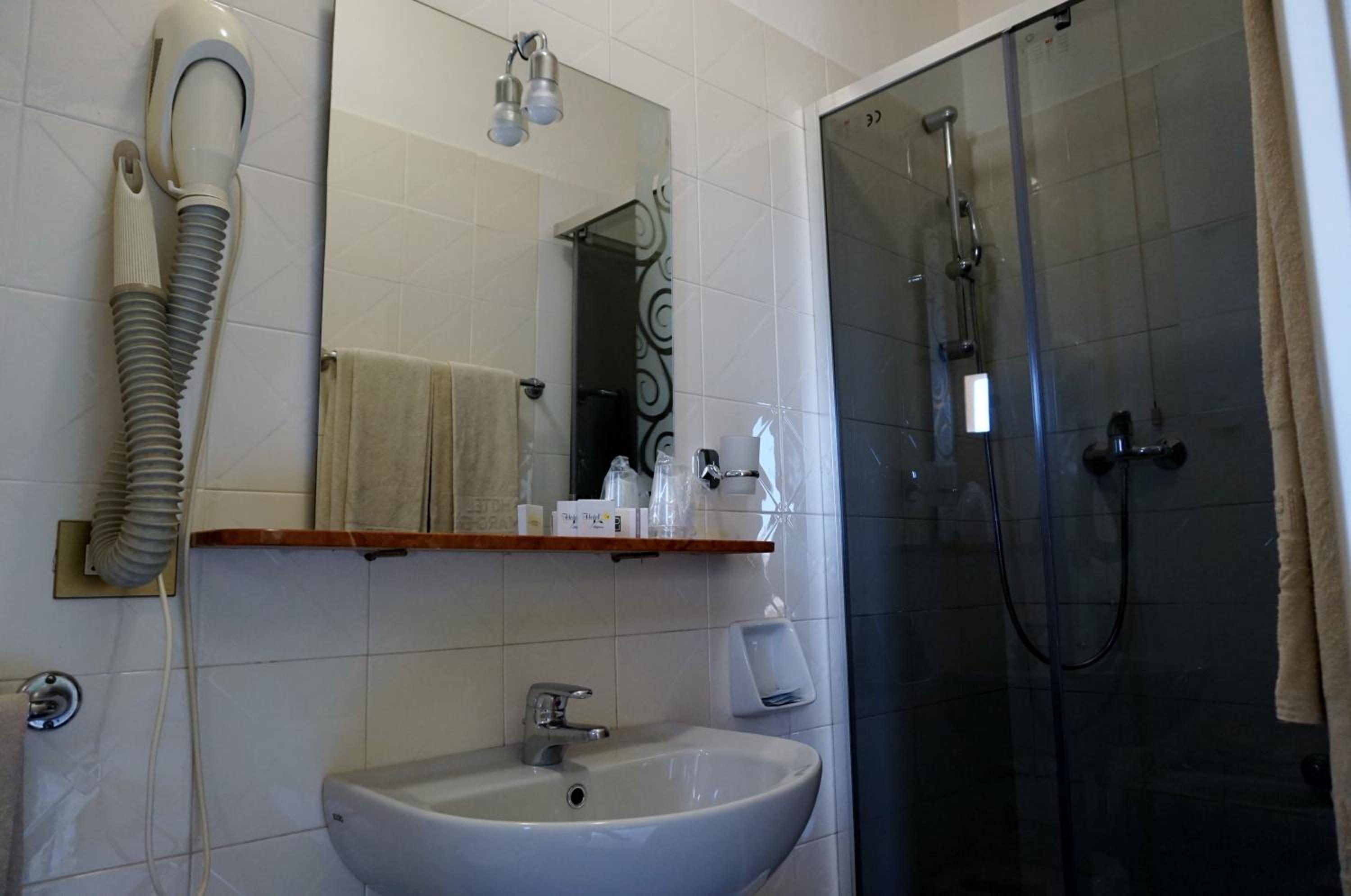 Standard Double or Twin Room - Photo 6