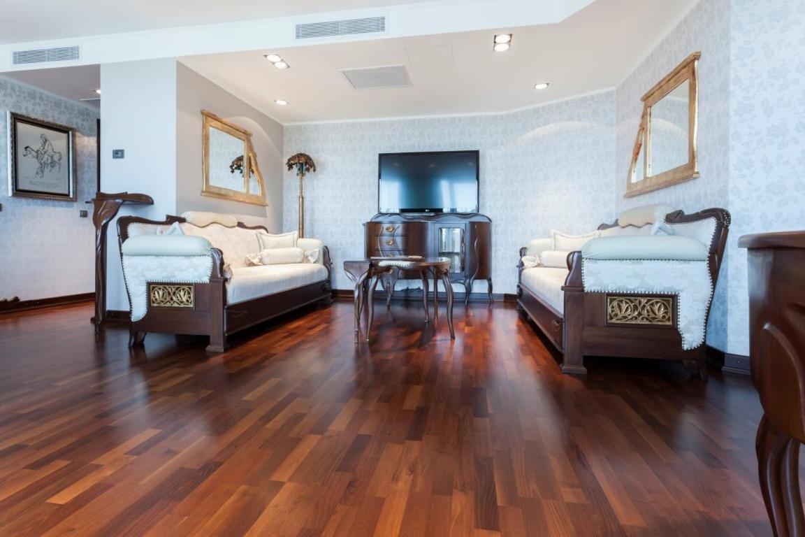 Superior King Suite photo 2