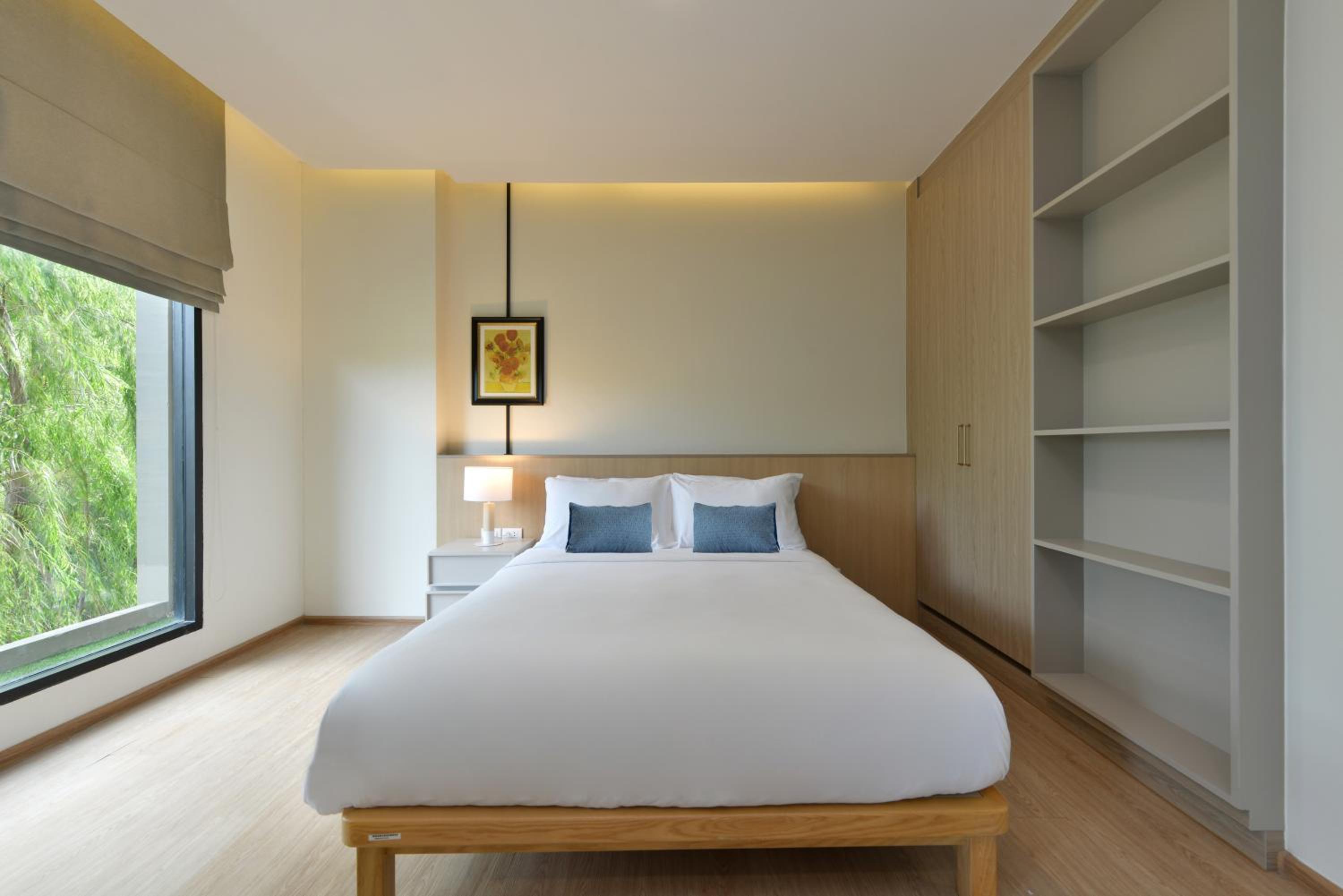 Superior Queen Bed with Balcony photo 3