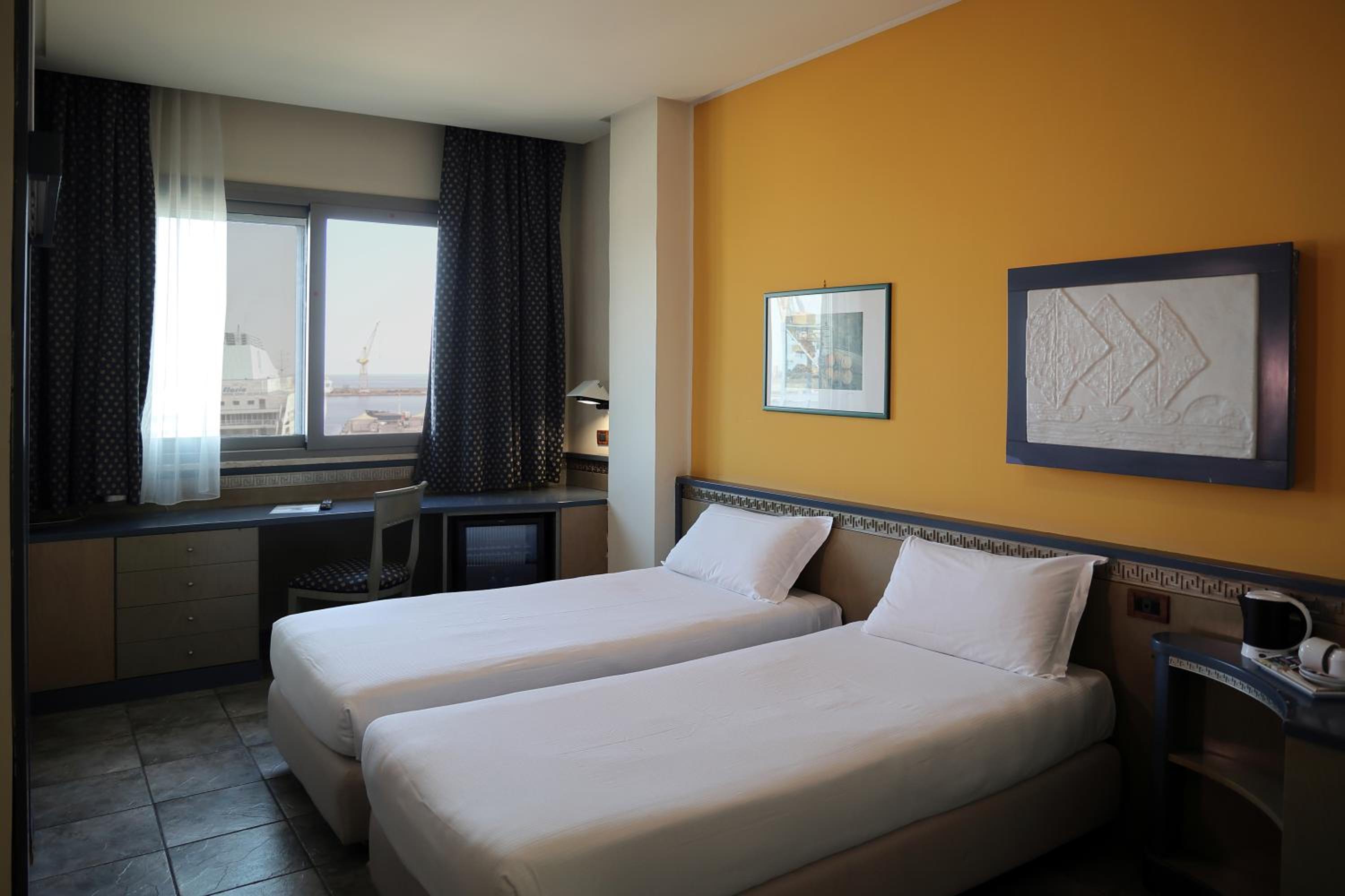 Standard Twin Room with Harbor View - Photo 1