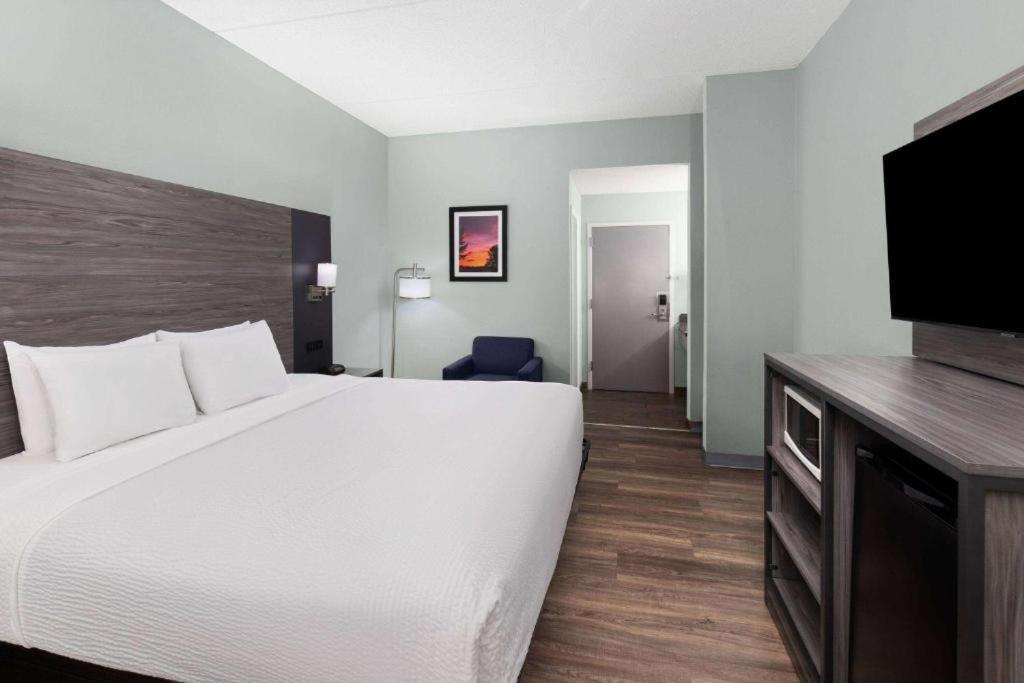 King Room with Bathtub w/Grab Bars - Mobility Accessible/Non-Smoking - Photo 4