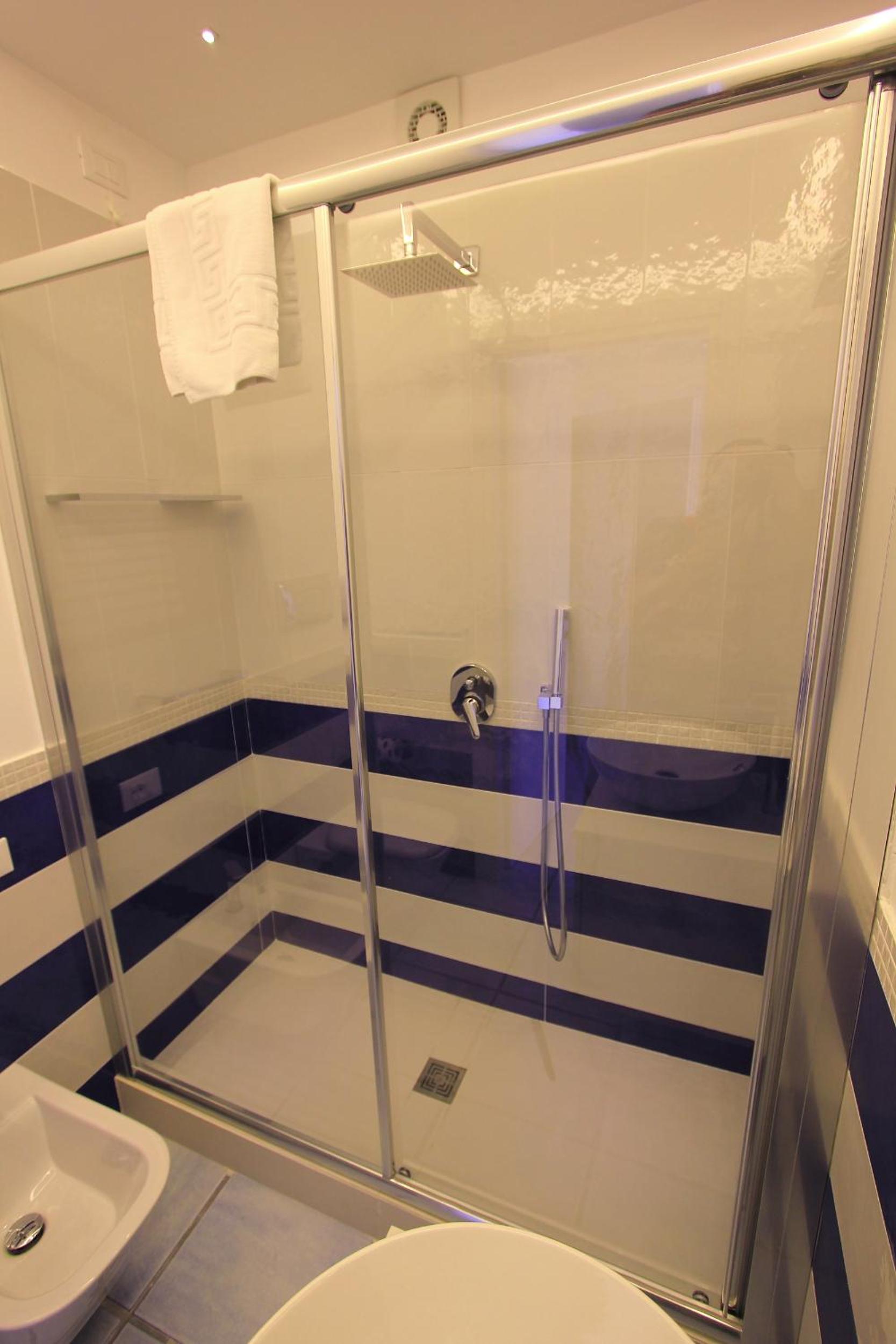 Deluxe Double Room with Balcony and Sea View - Photo 7