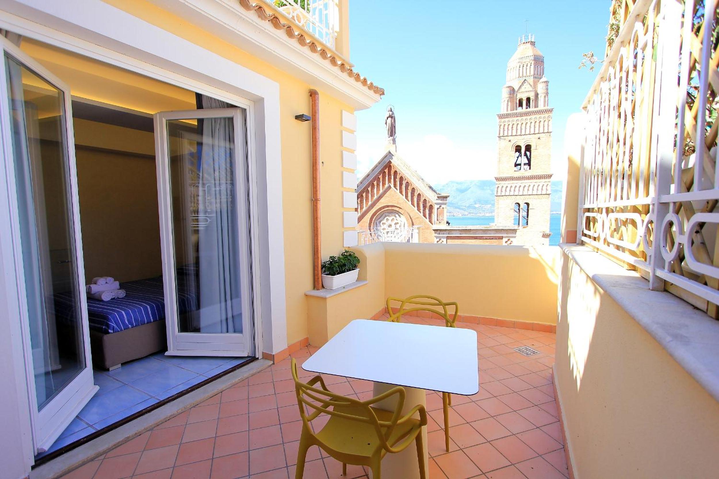 Deluxe Double Room with Balcony and Sea View - Photo 6
