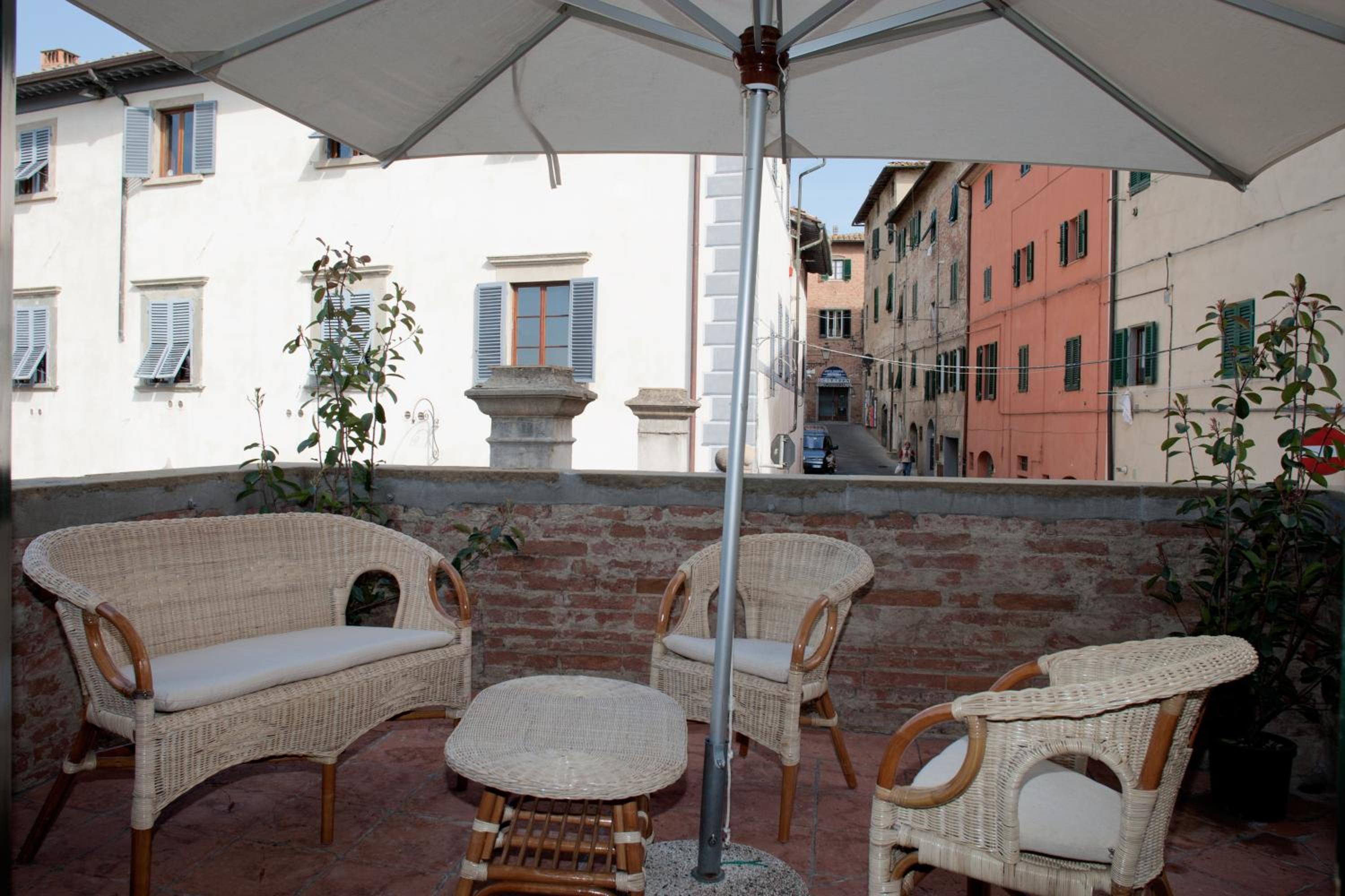 Apartment with Terrace - Photo 2