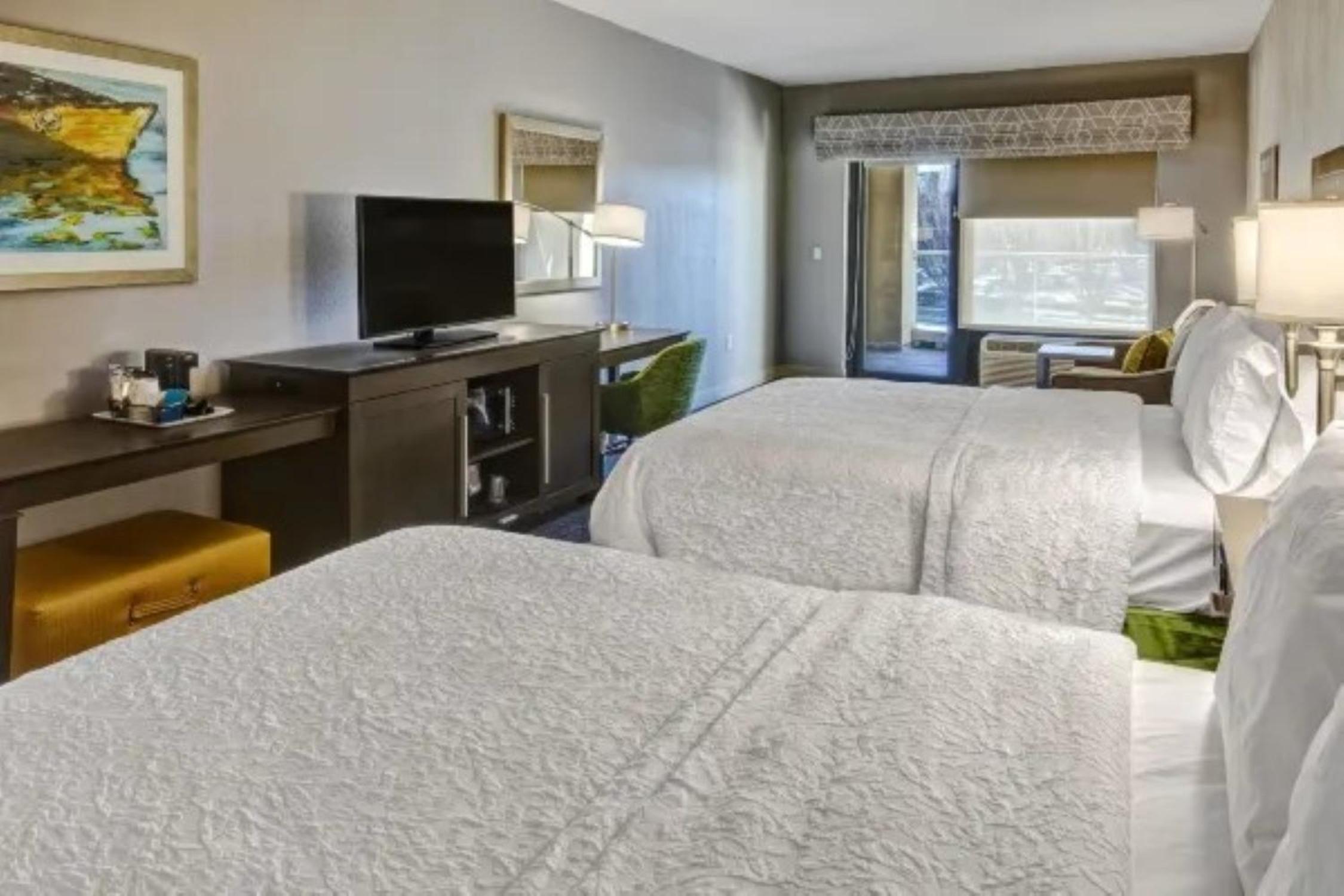 Queen Room with Two Queen Beds and Sofa Bed - Non-Smoking - Photo 2