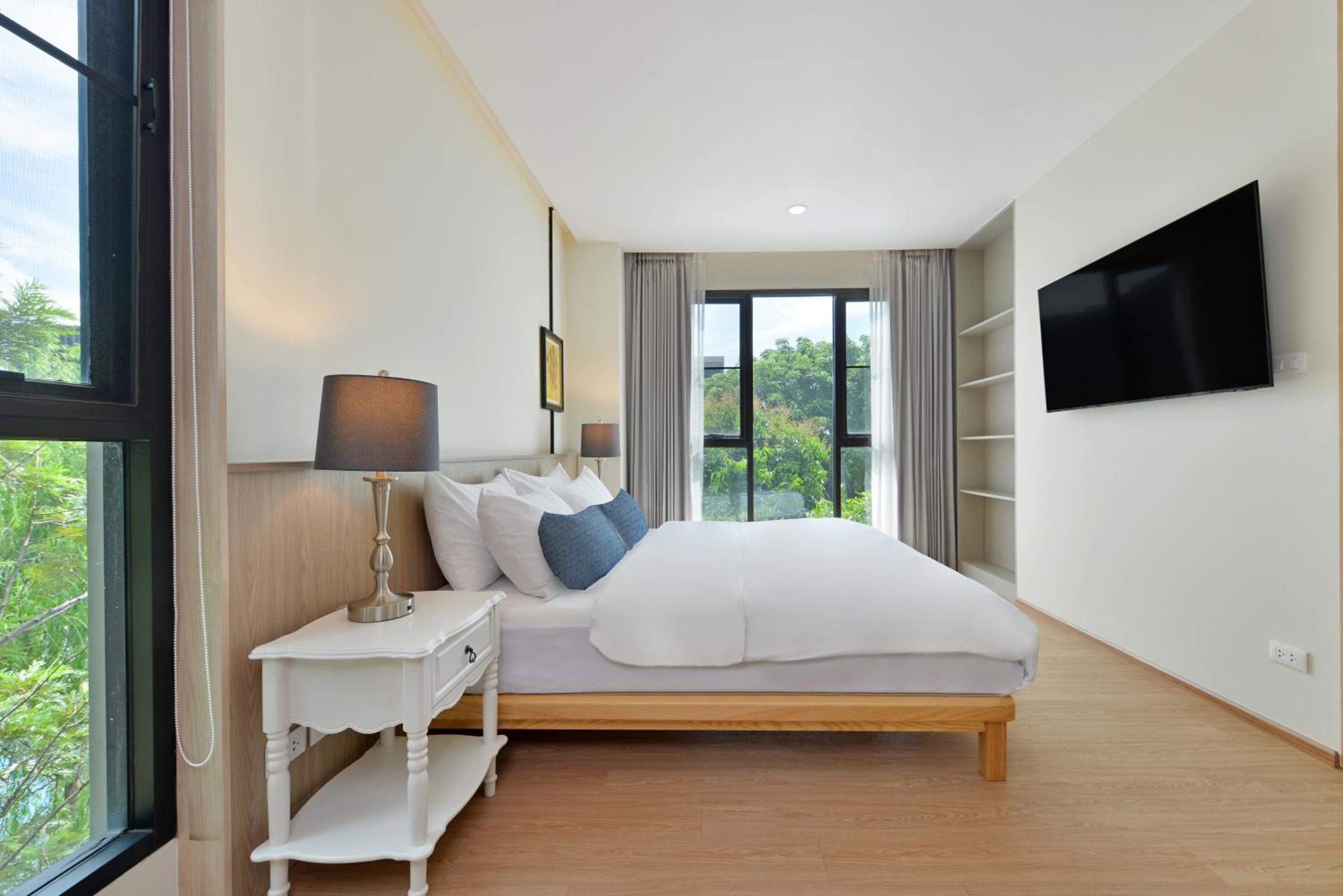 Corner Executive Suite photo 3