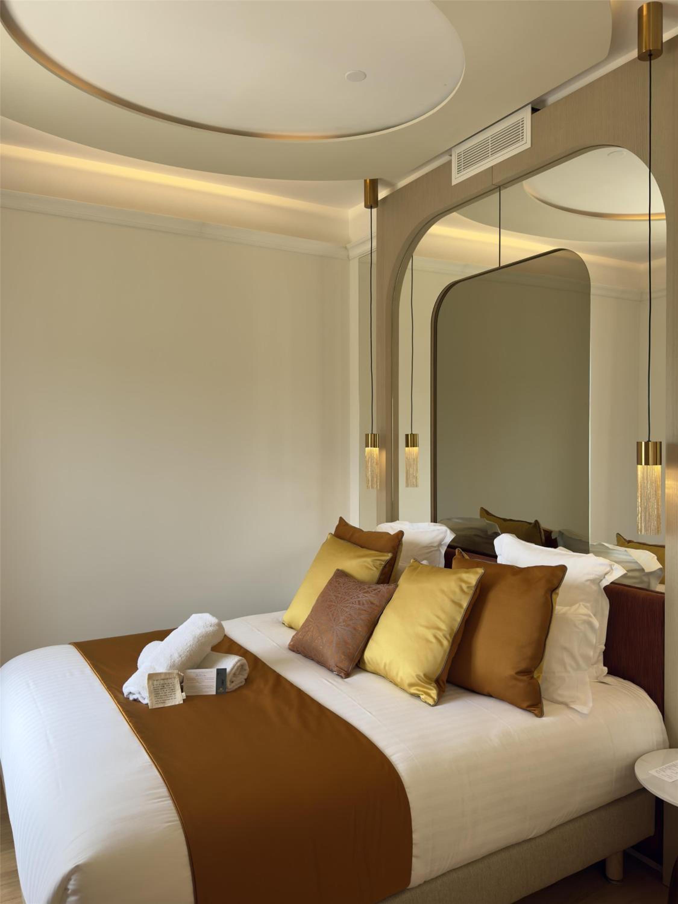 King Suite with Sea View - Non-Smoking - Photo 2