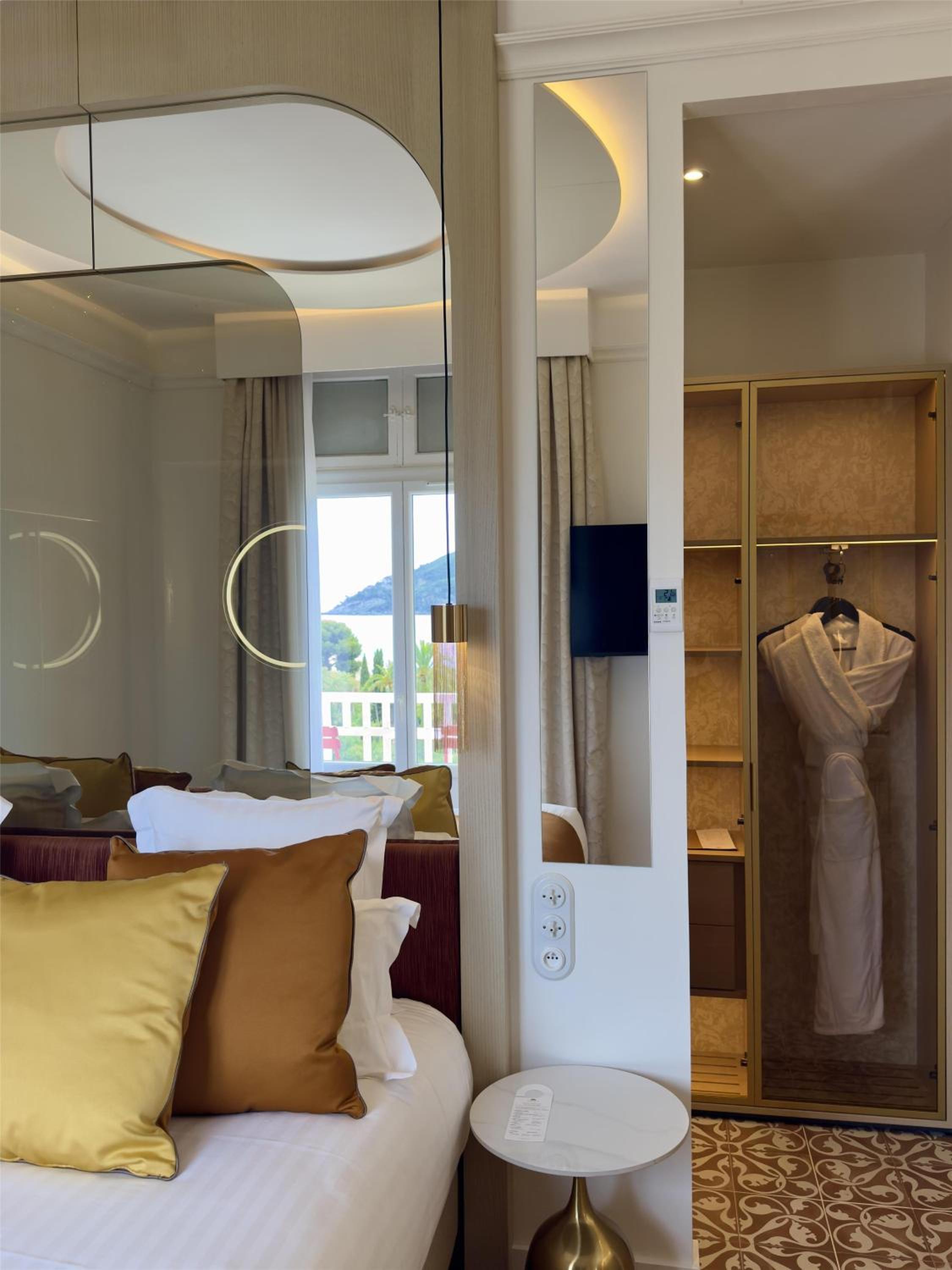 King Suite with Sea View - Non-Smoking - Photo 3