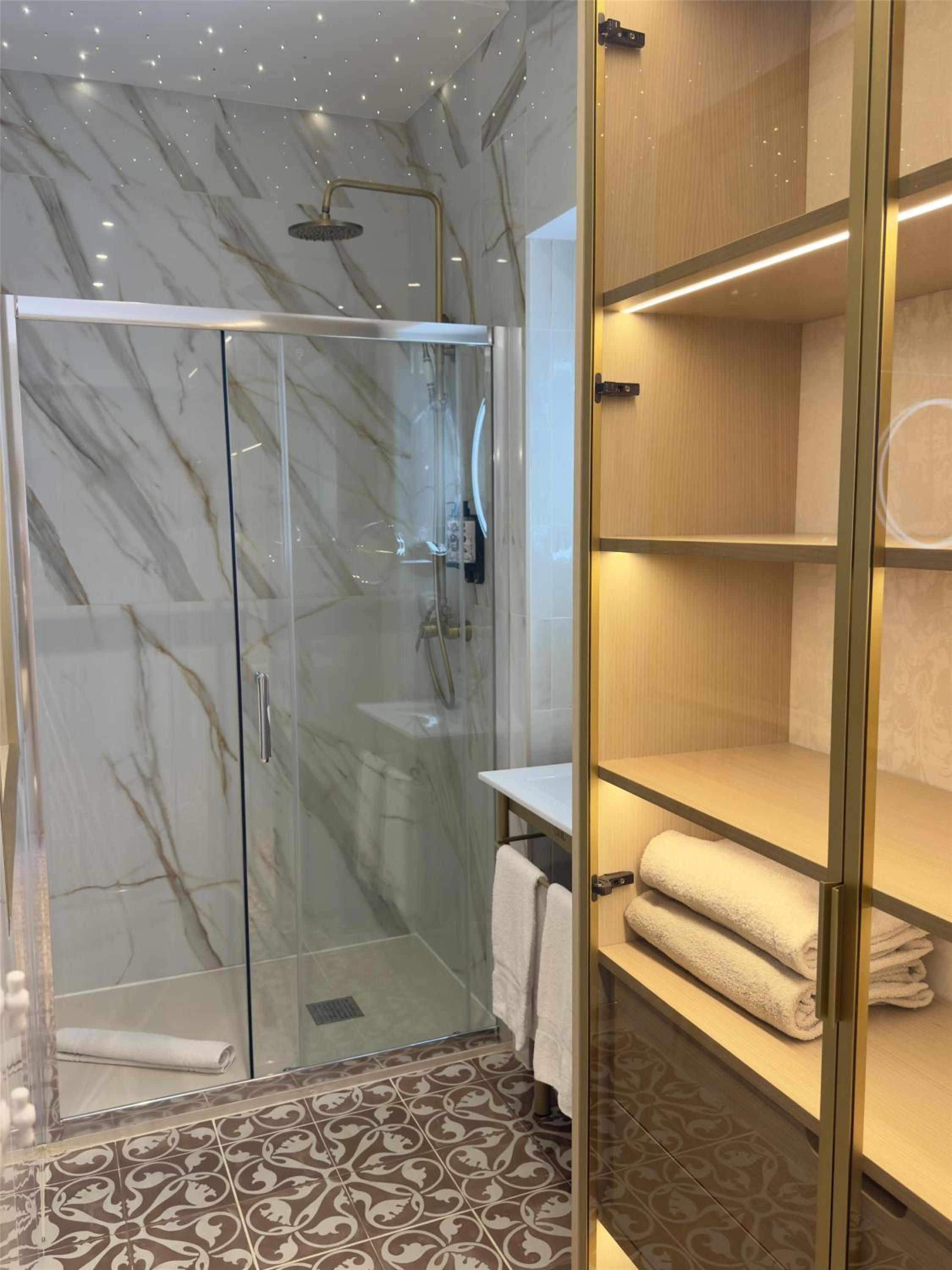 King Suite with Sea View - Non-Smoking - Photo 4