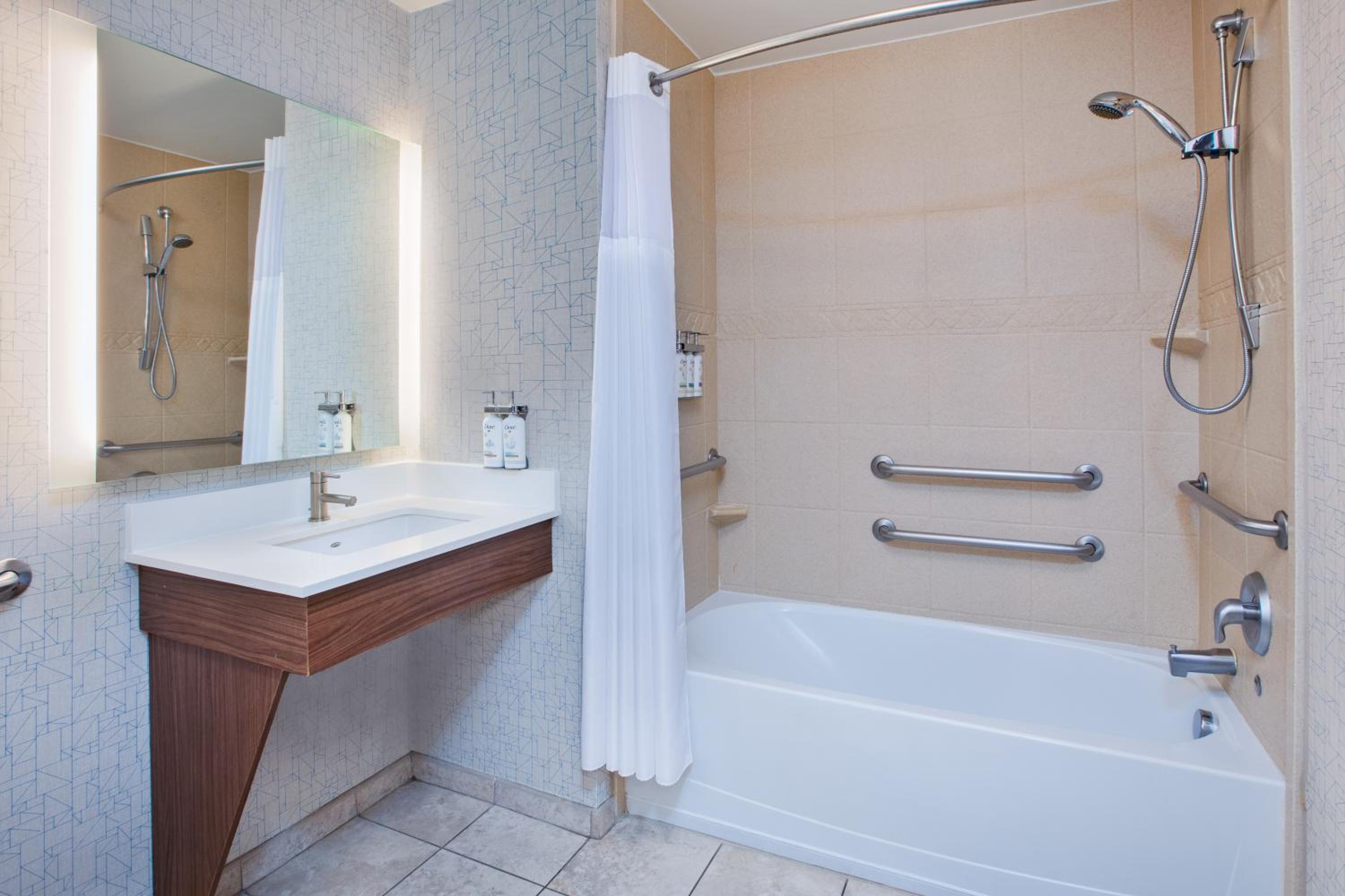 Standard Queen Room with Two Queen Beds and Mobility Accessible Tub - Photo 2