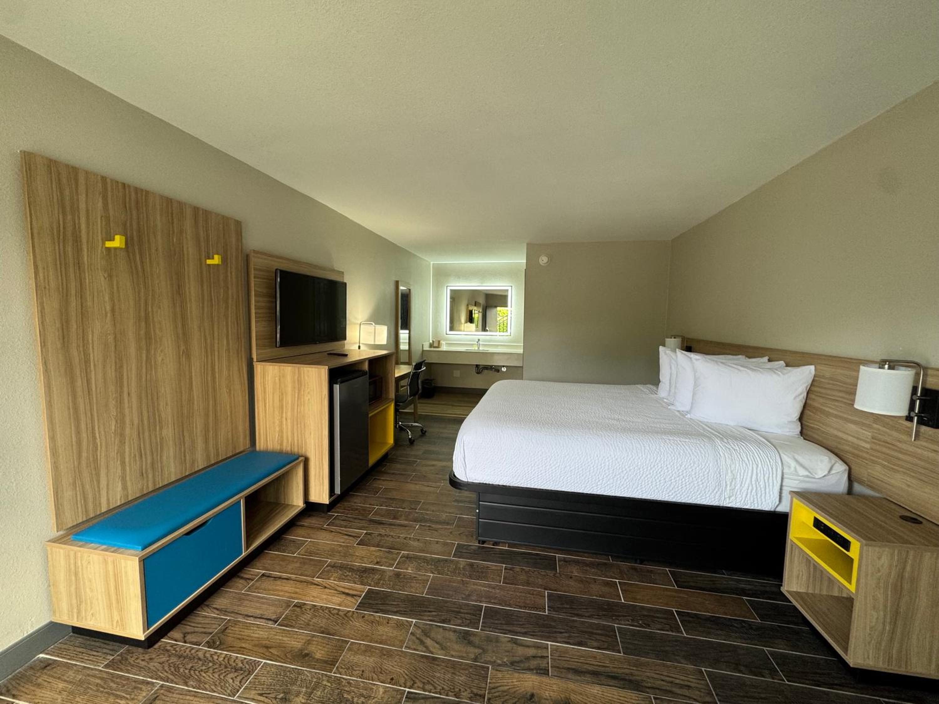 Deluxe King Room - Non-Smoking - Photo 3