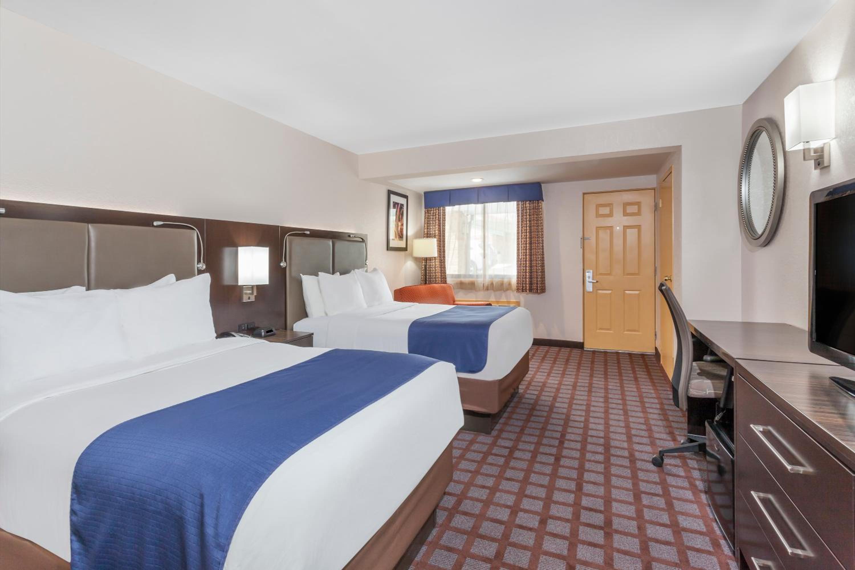 Double Room with Two Double Beds - Smoking - Photo 1