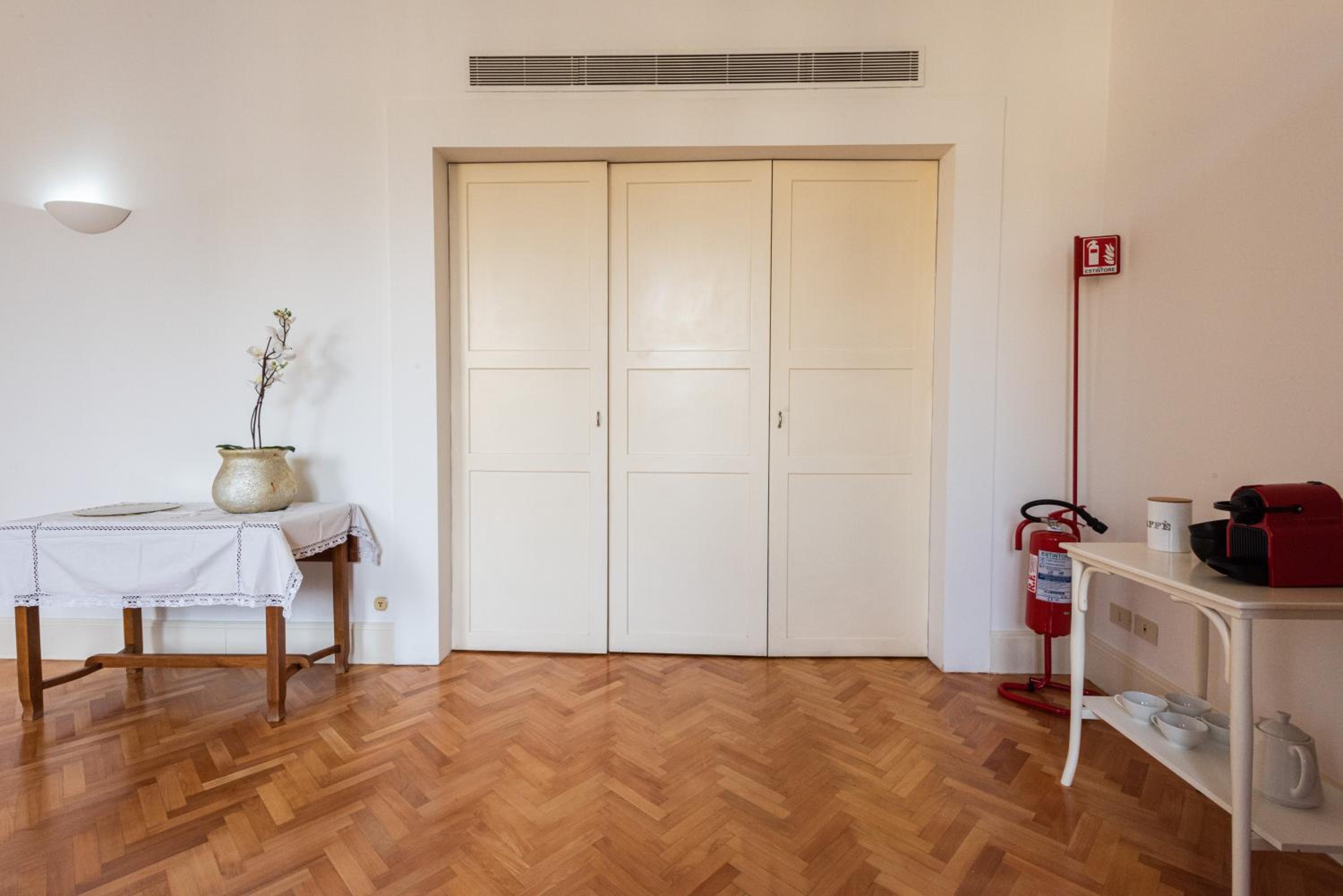 One-Bedroom Apartment with Duomo view photo 2