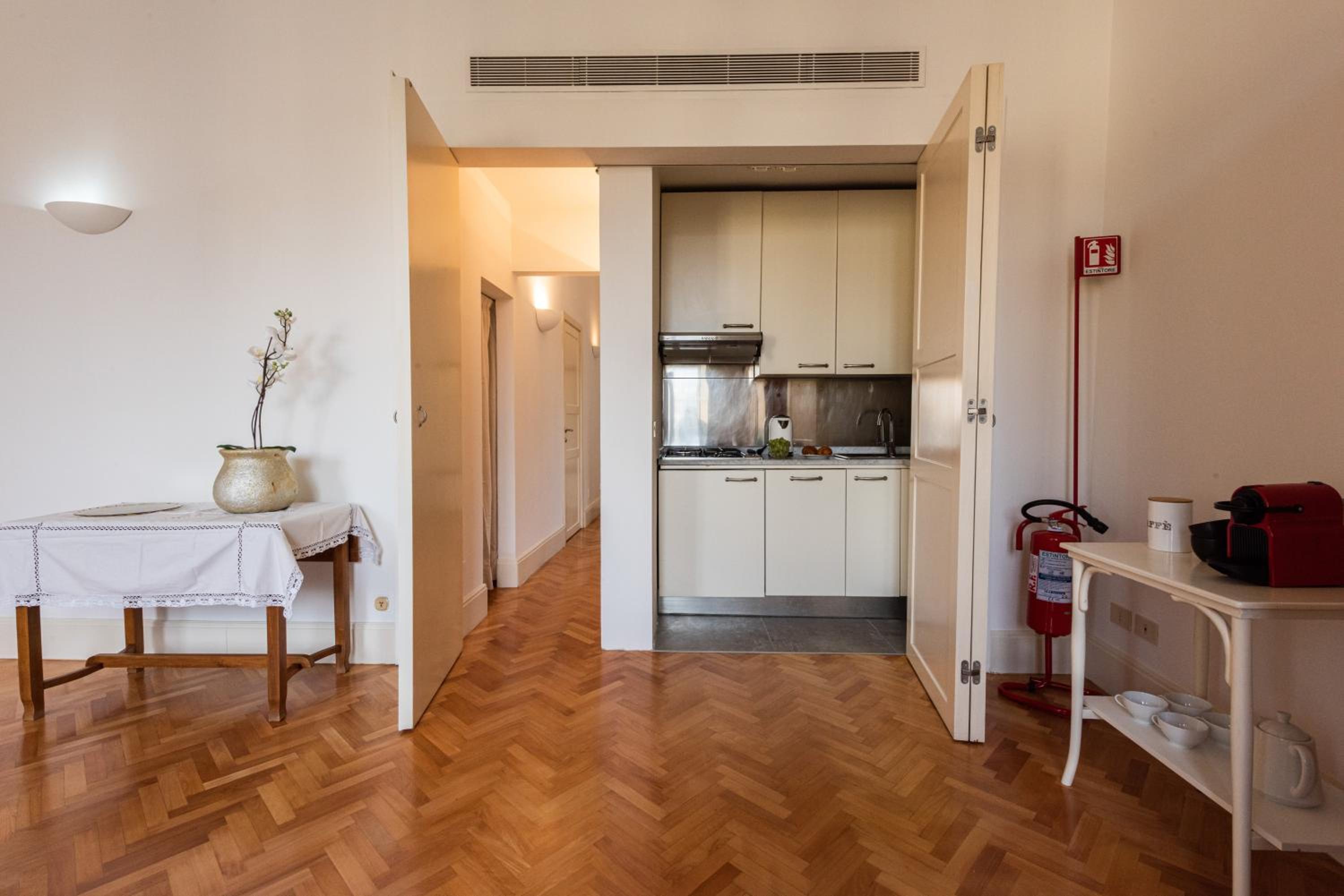 One-Bedroom Apartment with Duomo view photo 3