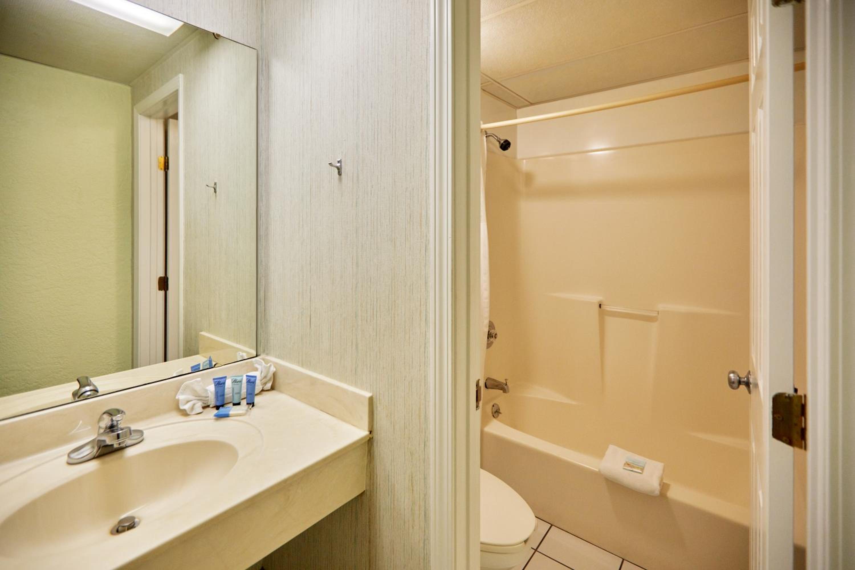 Classic Room - Queen/Queen Northside, No Beach View photo 3