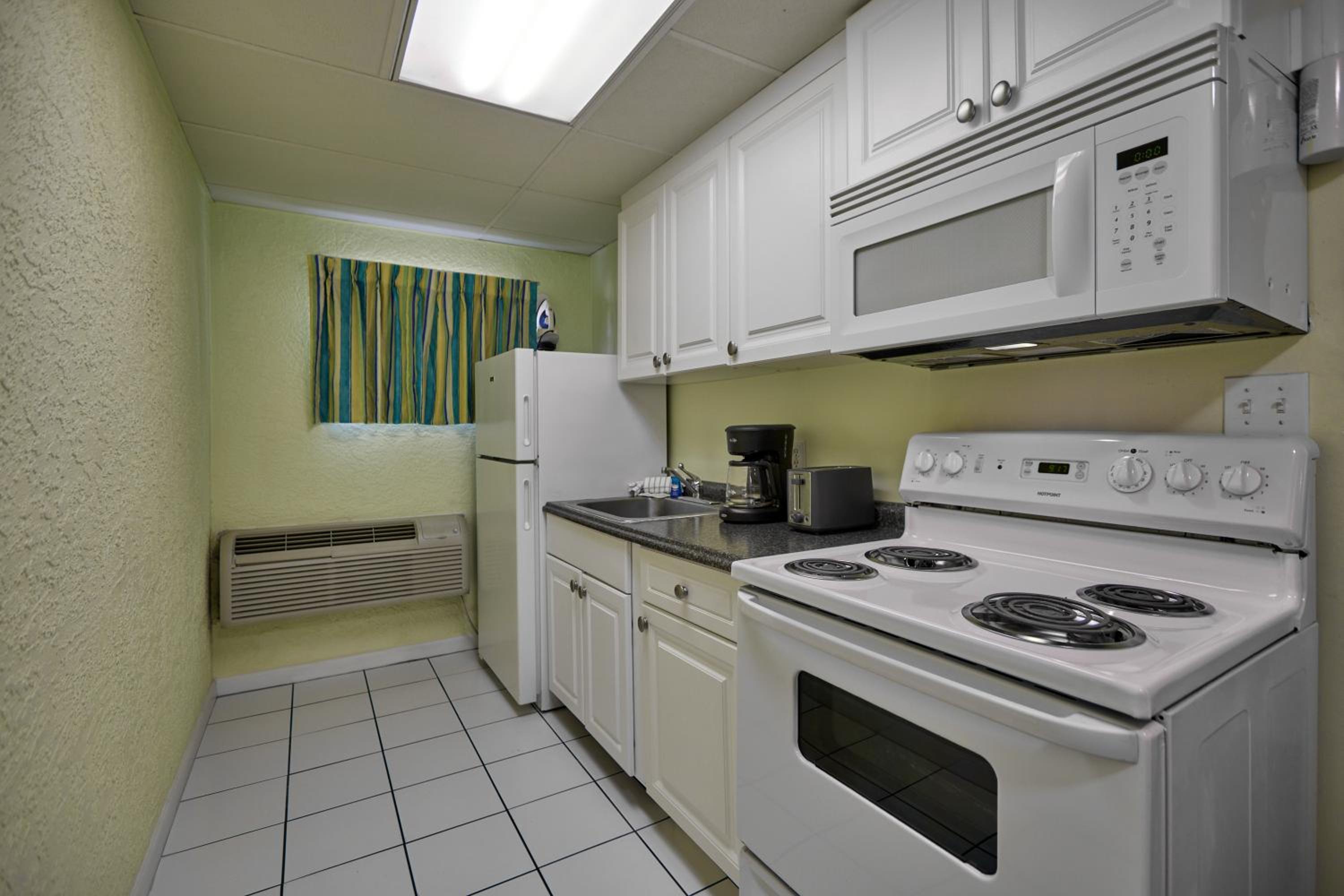 Classic Room - Queen/Queen with Kitchen Northside, No Beach View photo 3