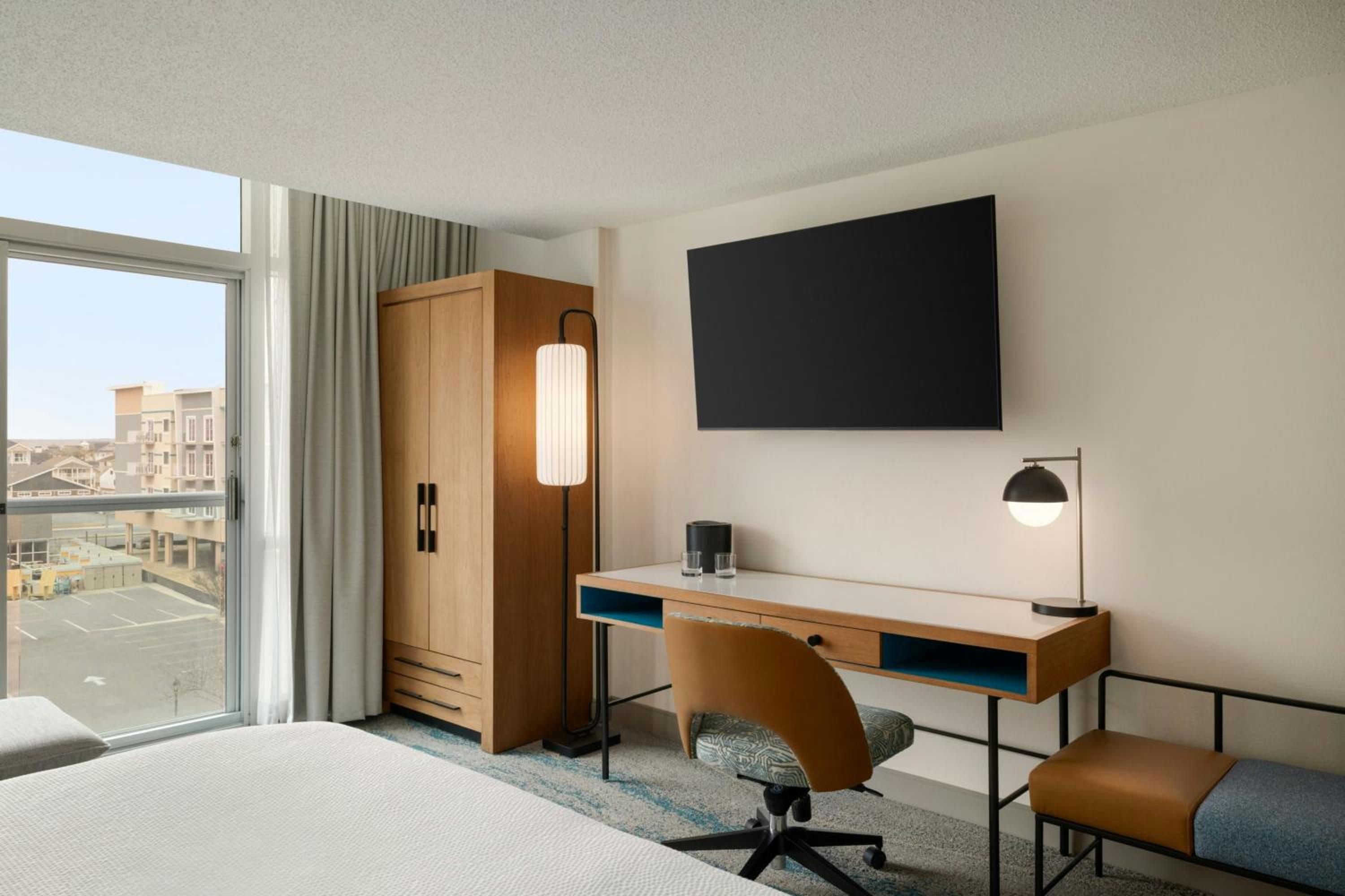 King Room with Adapted Tub and City View - Mobility and Hearing Accessible
