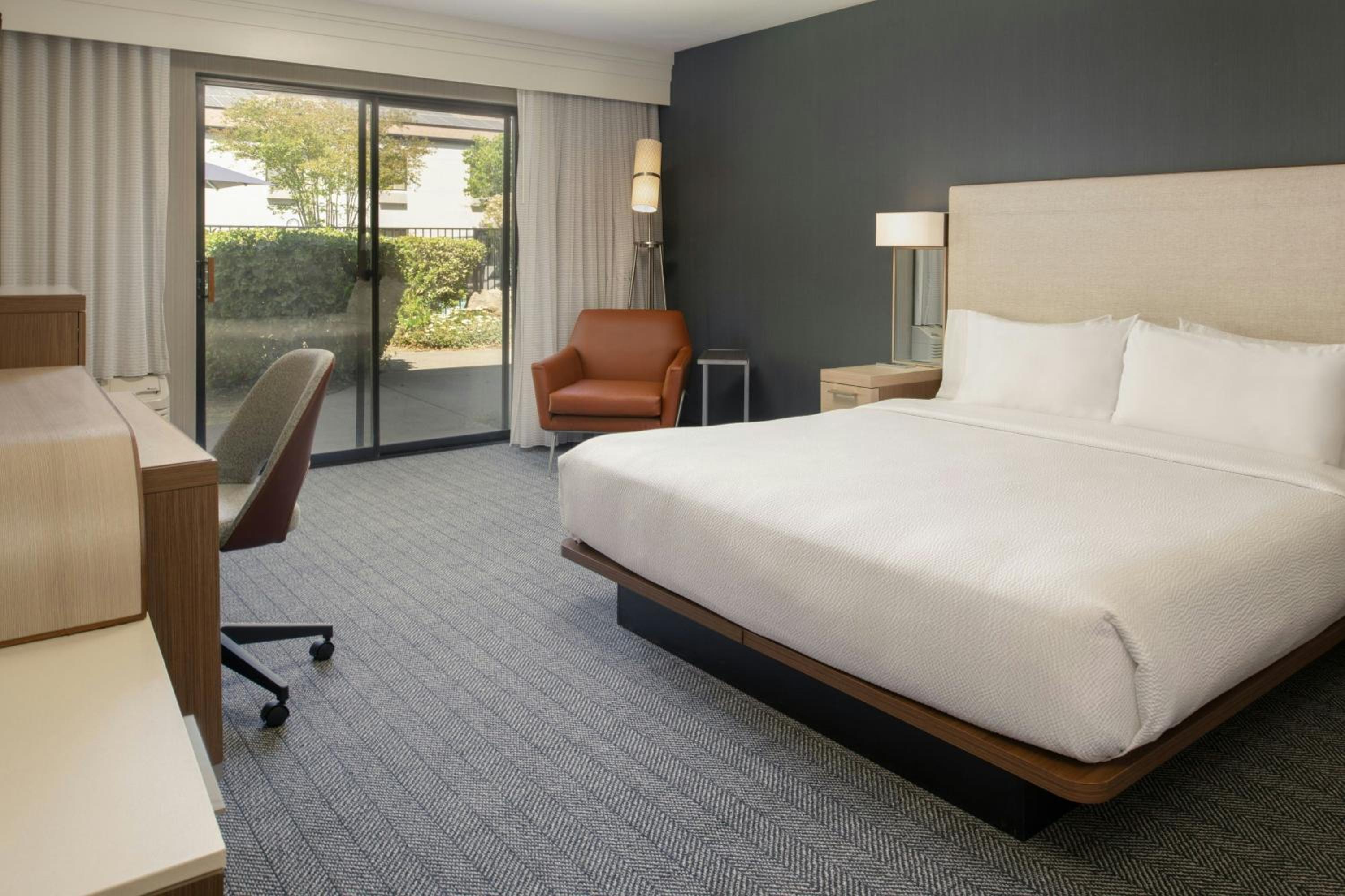 King Room with Sofa Bed and Adapted Tub - Mobility and Hearing Accessible - Photo 2