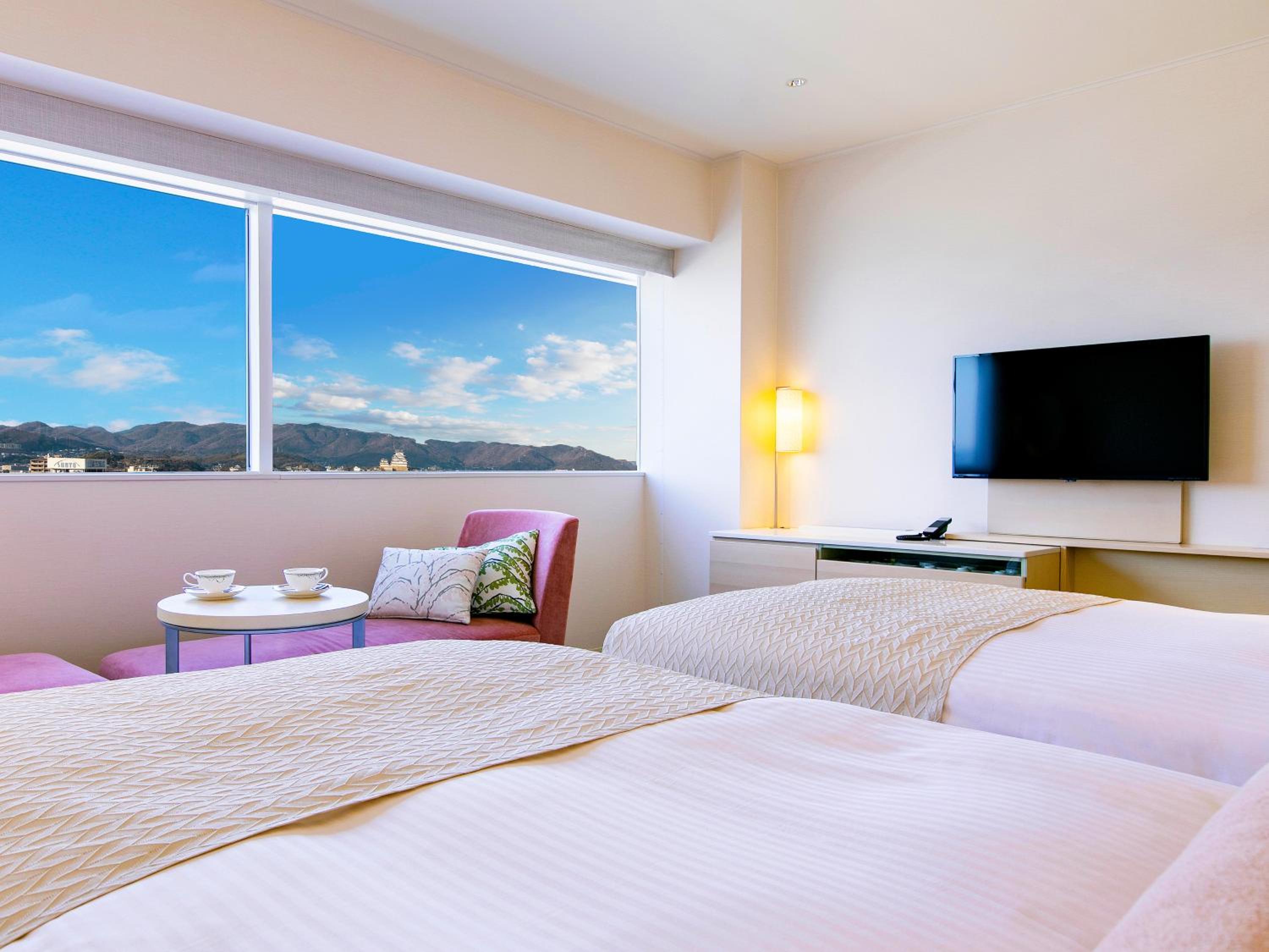 Premiere Twin Room with Club Lounge Access - Photo 2