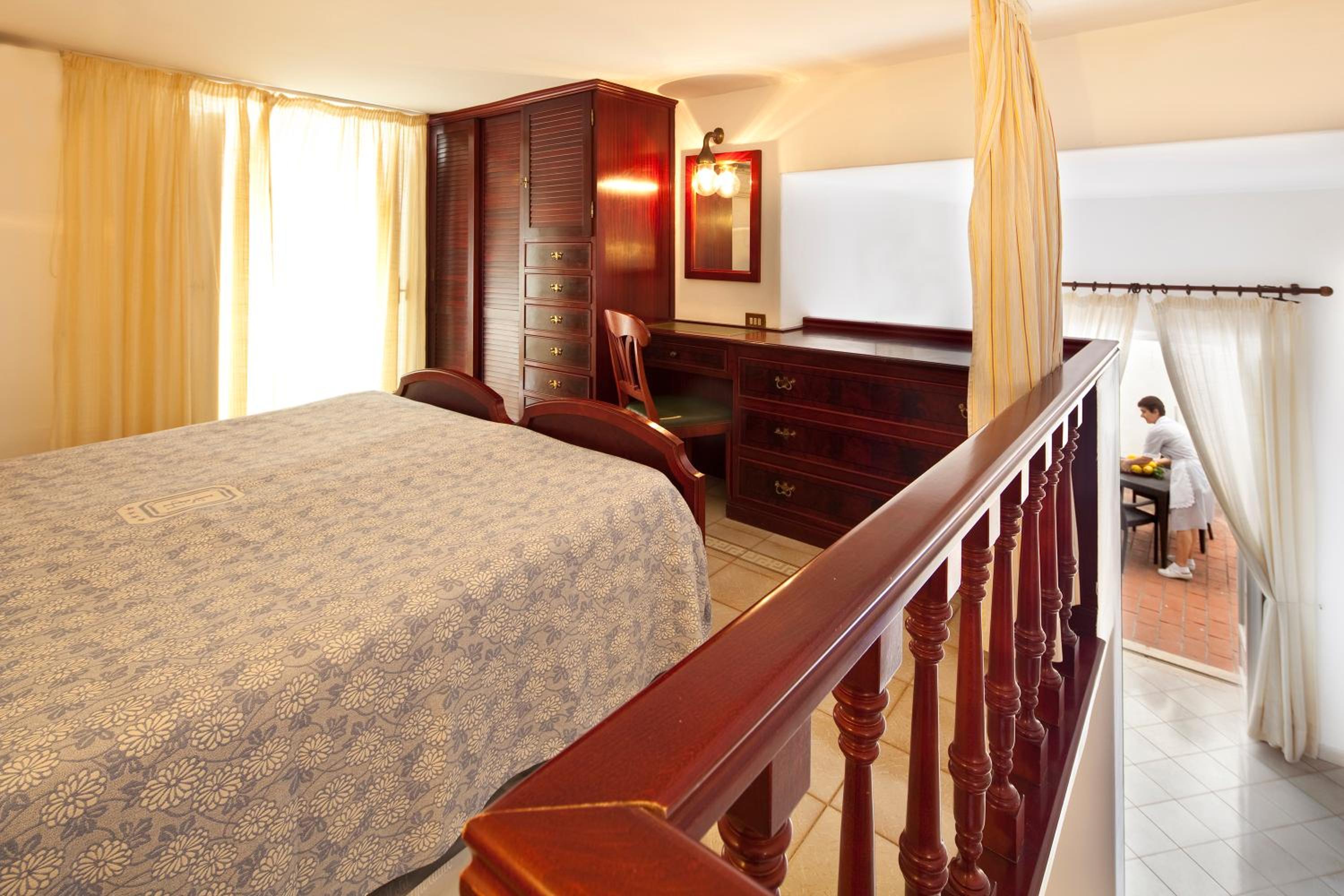 One-Bedroom Apartment  - Split Level with Sea View