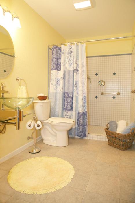 Queen Room photo 2