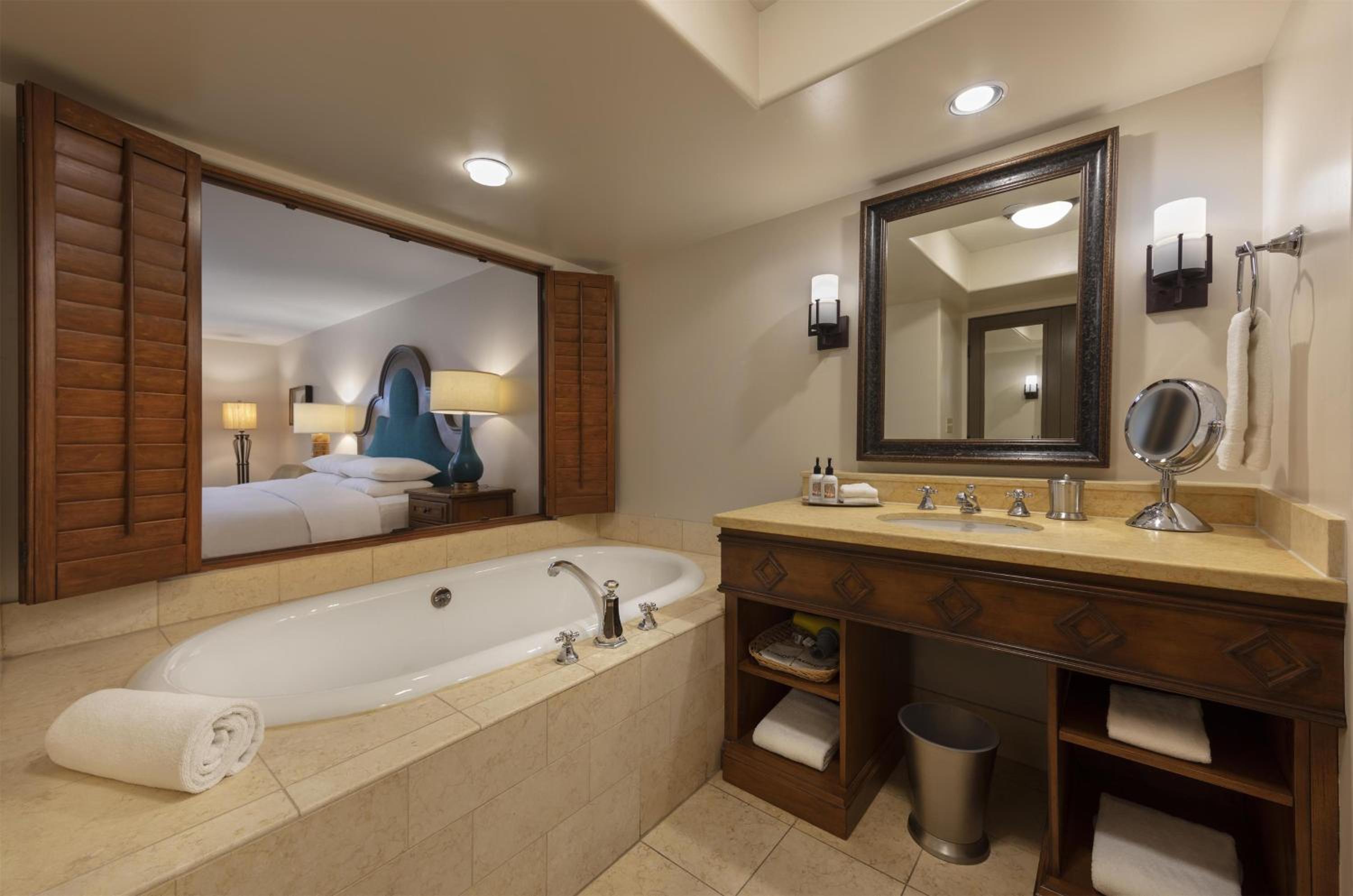 King Room with Accessible Shower - Disability Access - Photo 1