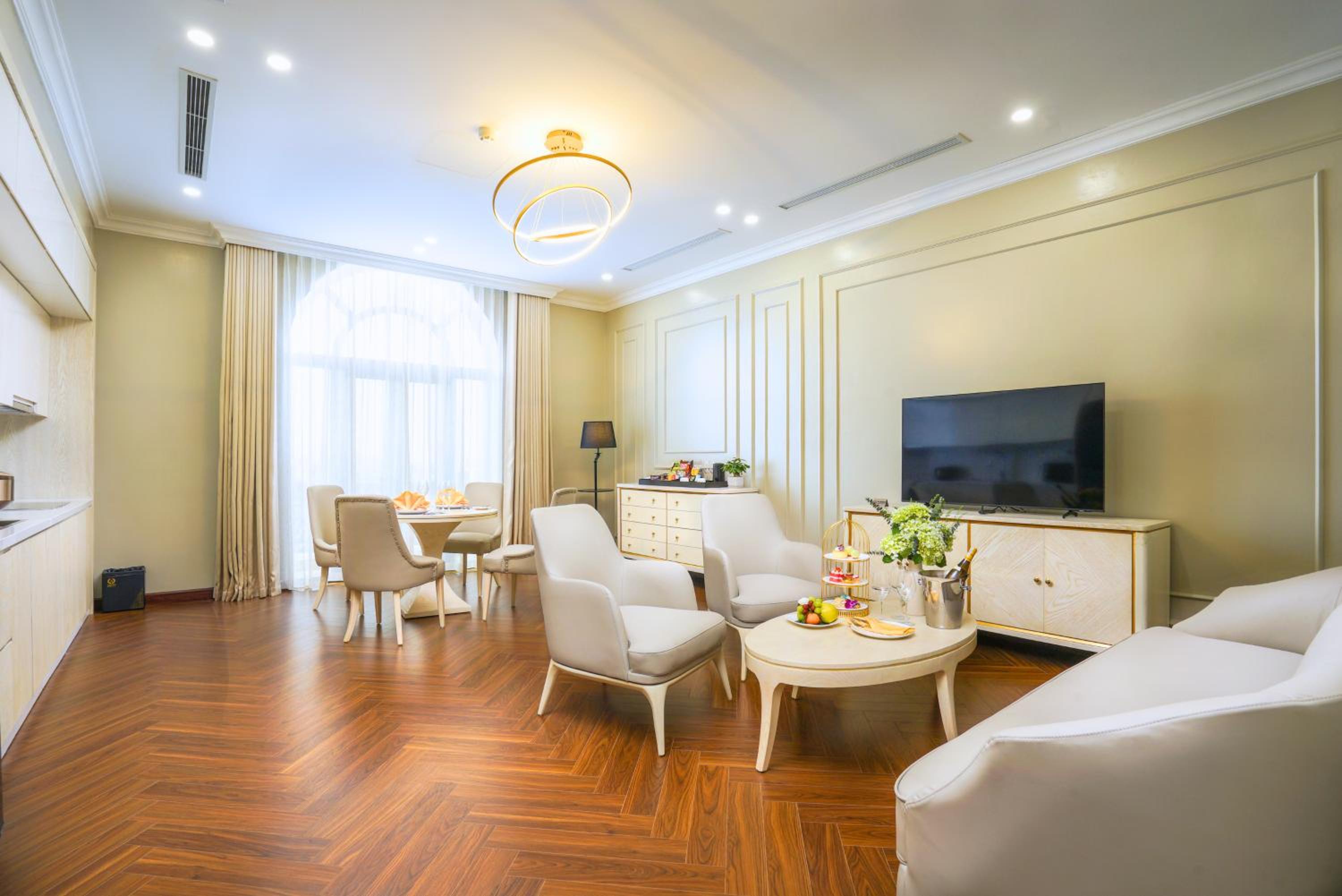 Two-Bedroom Apartment with Balcony photo 2