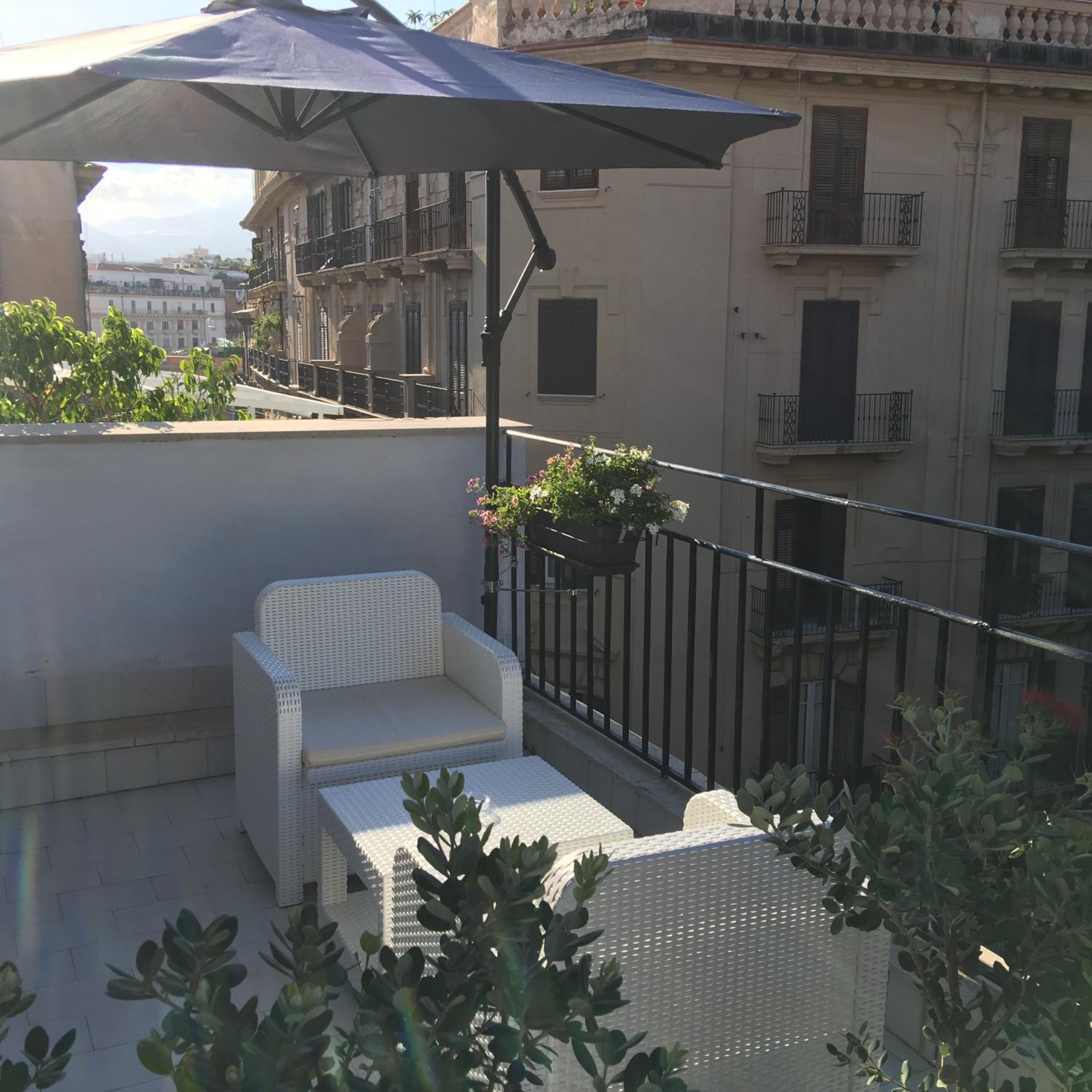 King Room with Balcony - Photo 8