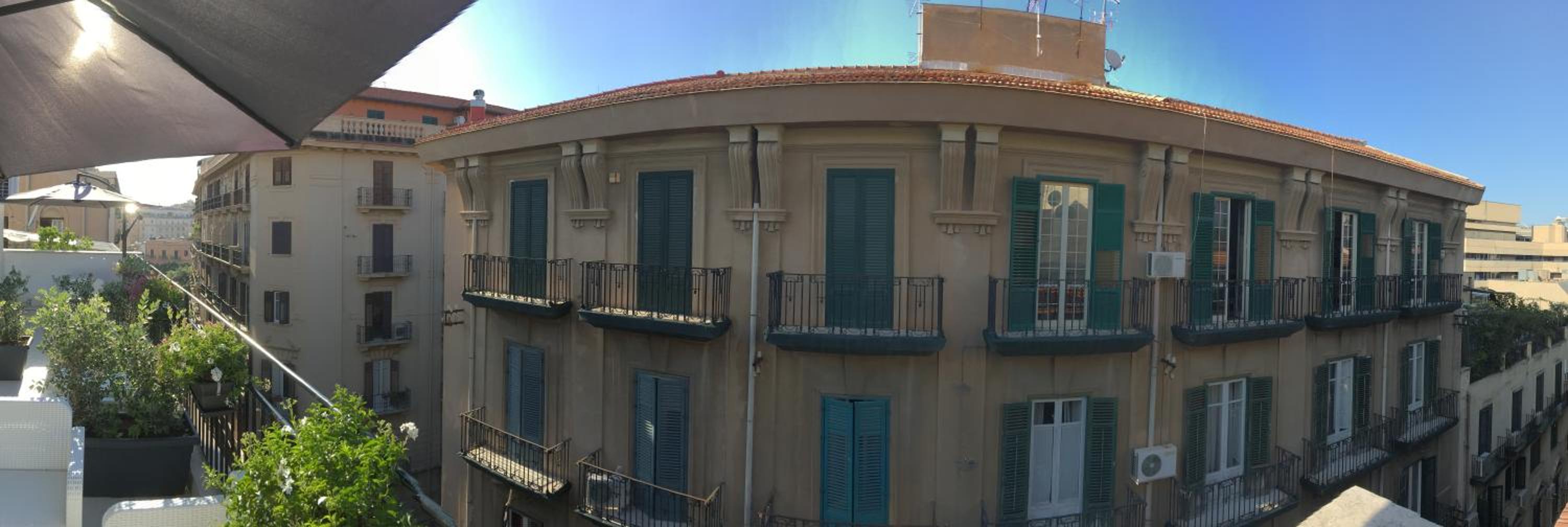 King Room with Balcony - Photo 9