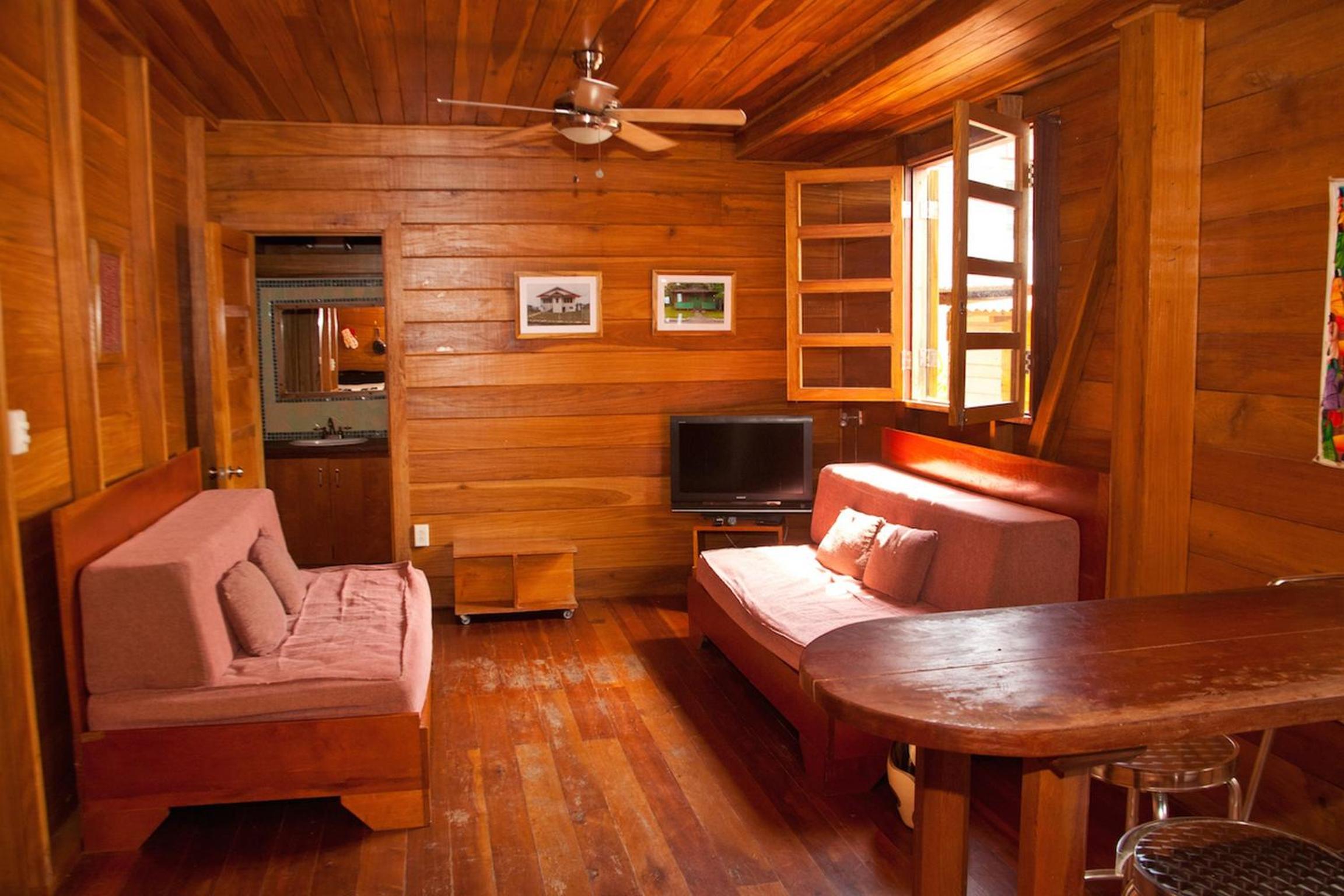  One-Bedroom Apartment with Street view photo 1