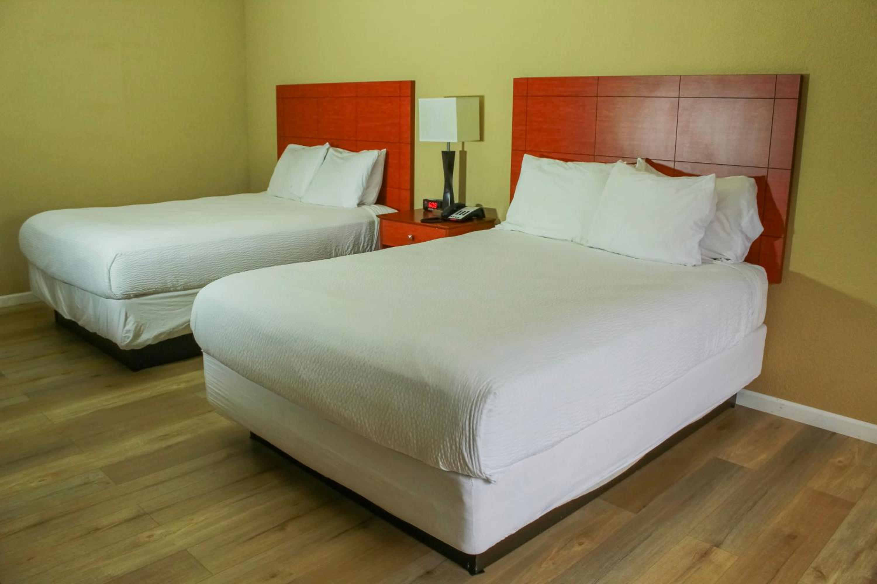 Queen Room with Two Queen Beds - Non-Smoking - Photo 1
