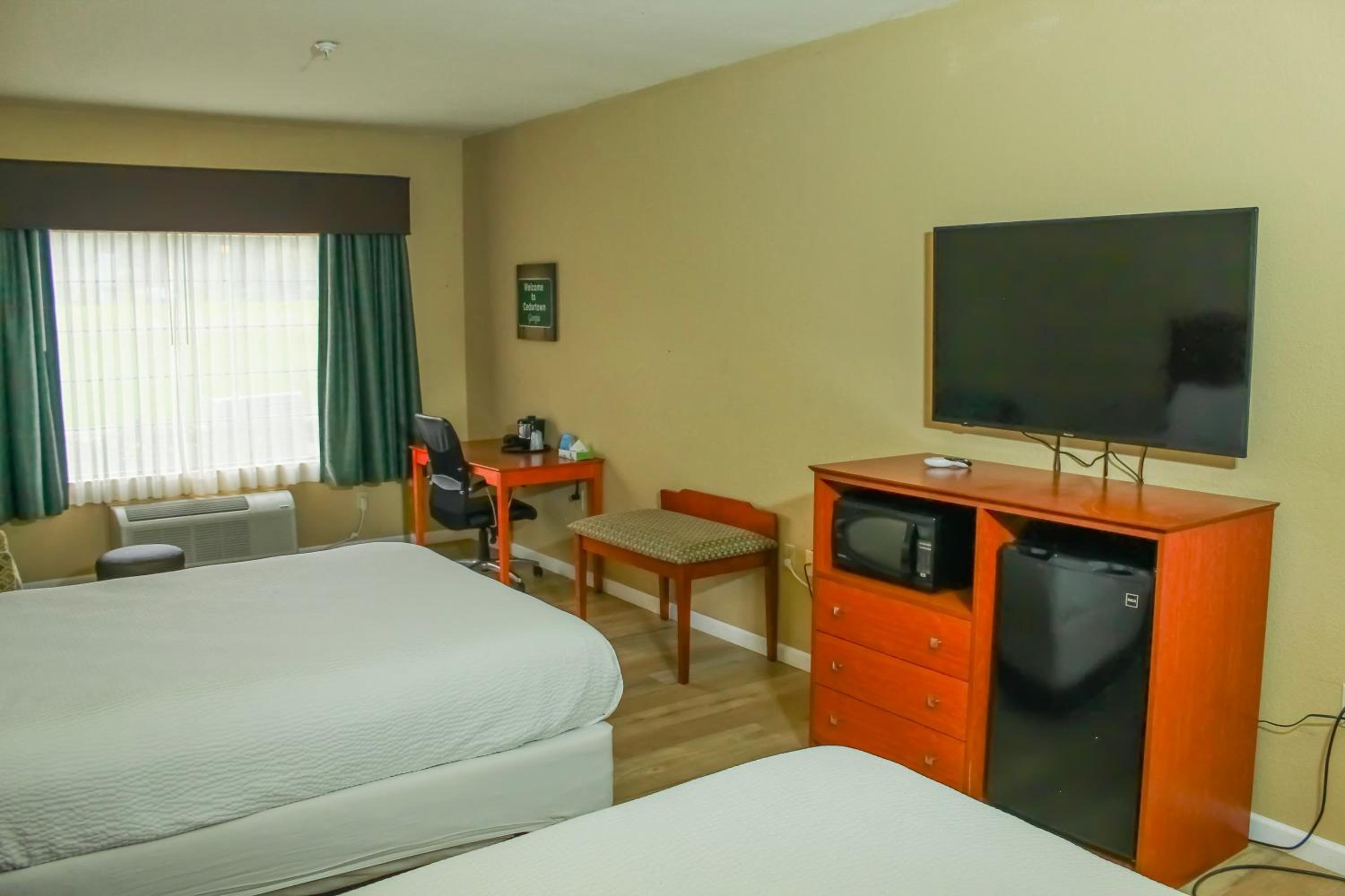 Queen Room with Two Queen Beds - Non-Smoking - Photo 2
