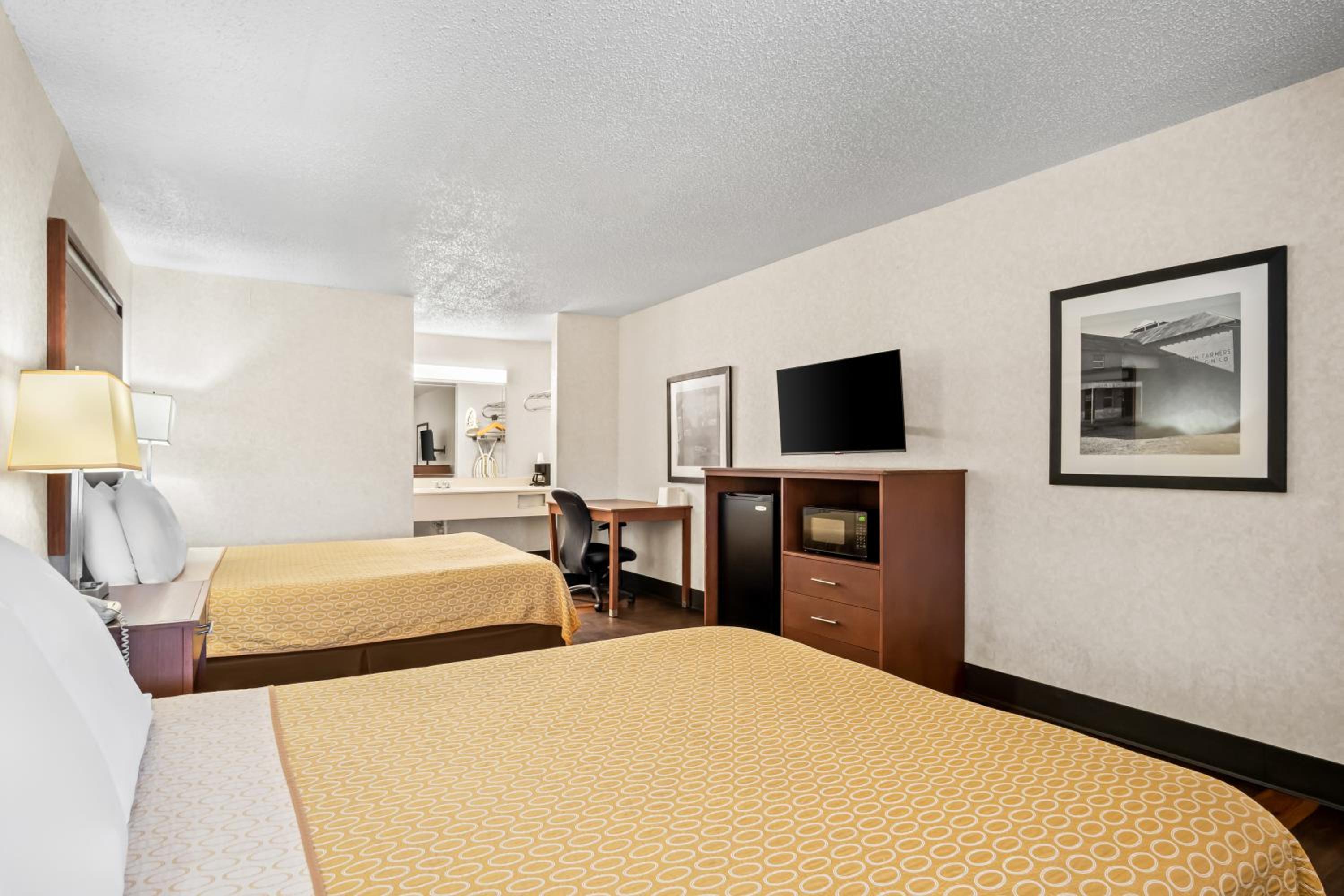 Queen Room with Two Queen Beds - Non-Smoking - Photo 4